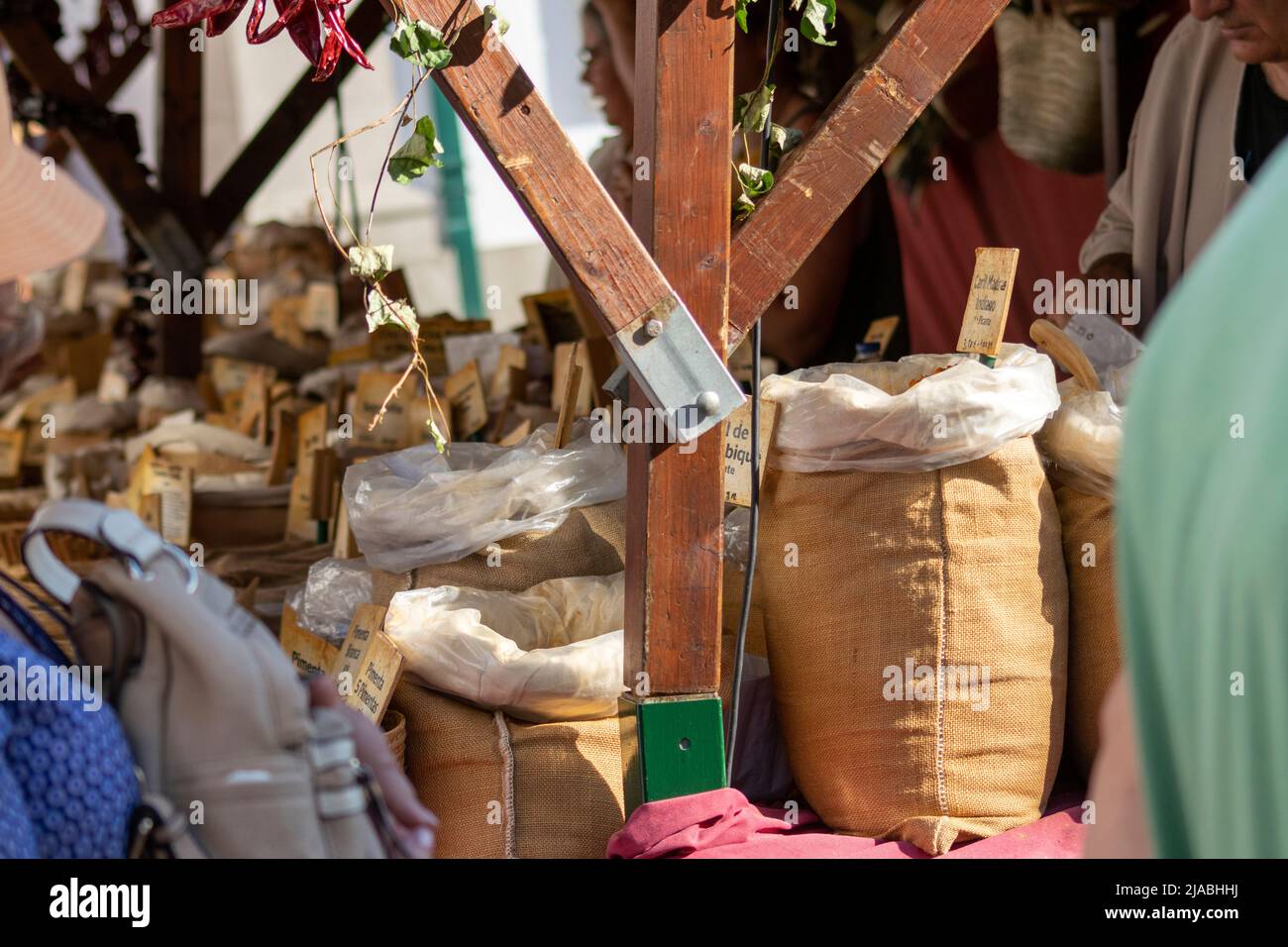Traditioneller Markt für Gewürze und aromatische Kräuter auf Holzbänken auf mittelalterlichen Messen und kulturellen Veranstaltungen Stockfoto