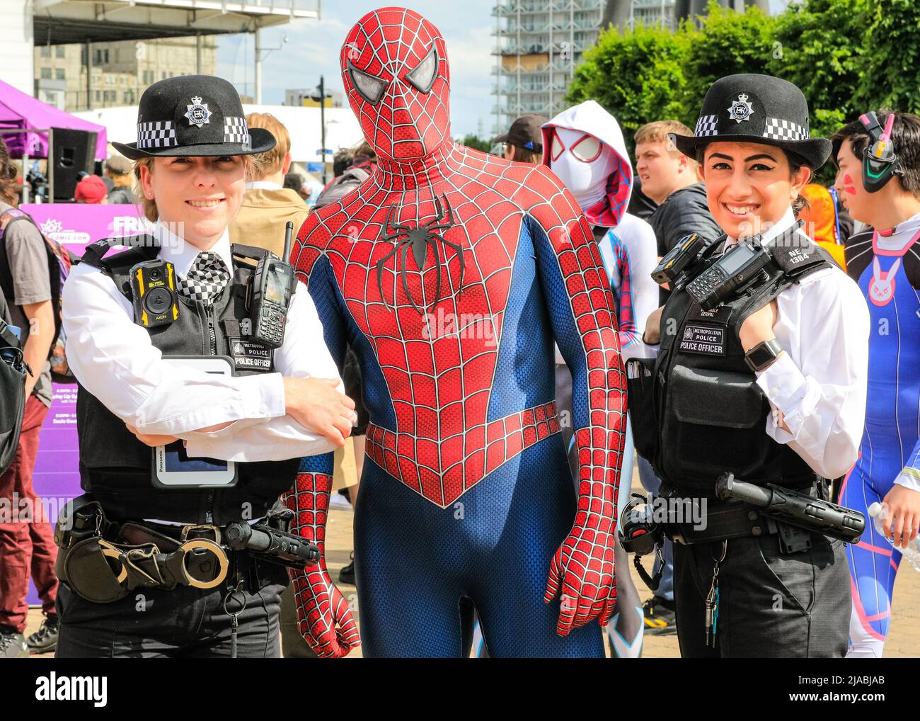 London, Großbritannien. 29.. Mai 2022. Spiderman posiert mit zwei freundlichen Polizeibeamten, die um die Show herum patrouillieren, um die Sicherheit aller zu gewährleisten. Cosplayer, kostümierte Charaktere, Fans von Anime, Comics, Spielen und Film treffen sich wieder zum Spaß, Ständen, Unterhaltung und Posen im Excel London zur MCM Comic Con, zum letzten Tag der gut besuchten Show. Kredit: Imageplotter/Alamy Live Nachrichten Stockfoto