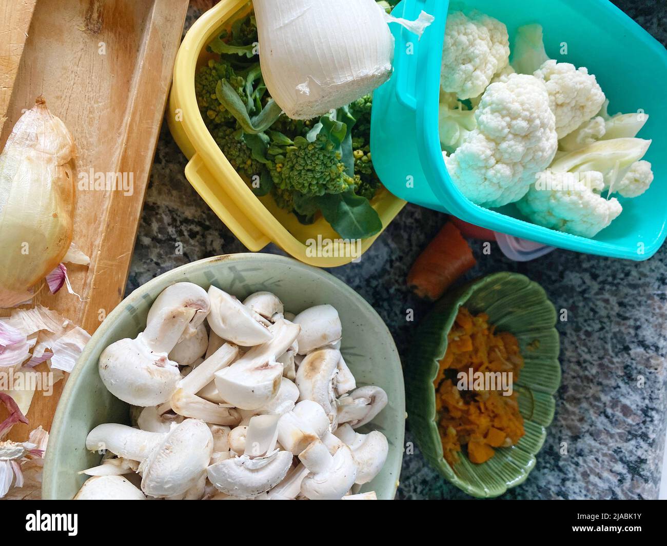 Zubereitung von Pilzen und Gemüse. Vegetarische Speisekarte. Gesunde Lebensmittel. Stockfoto