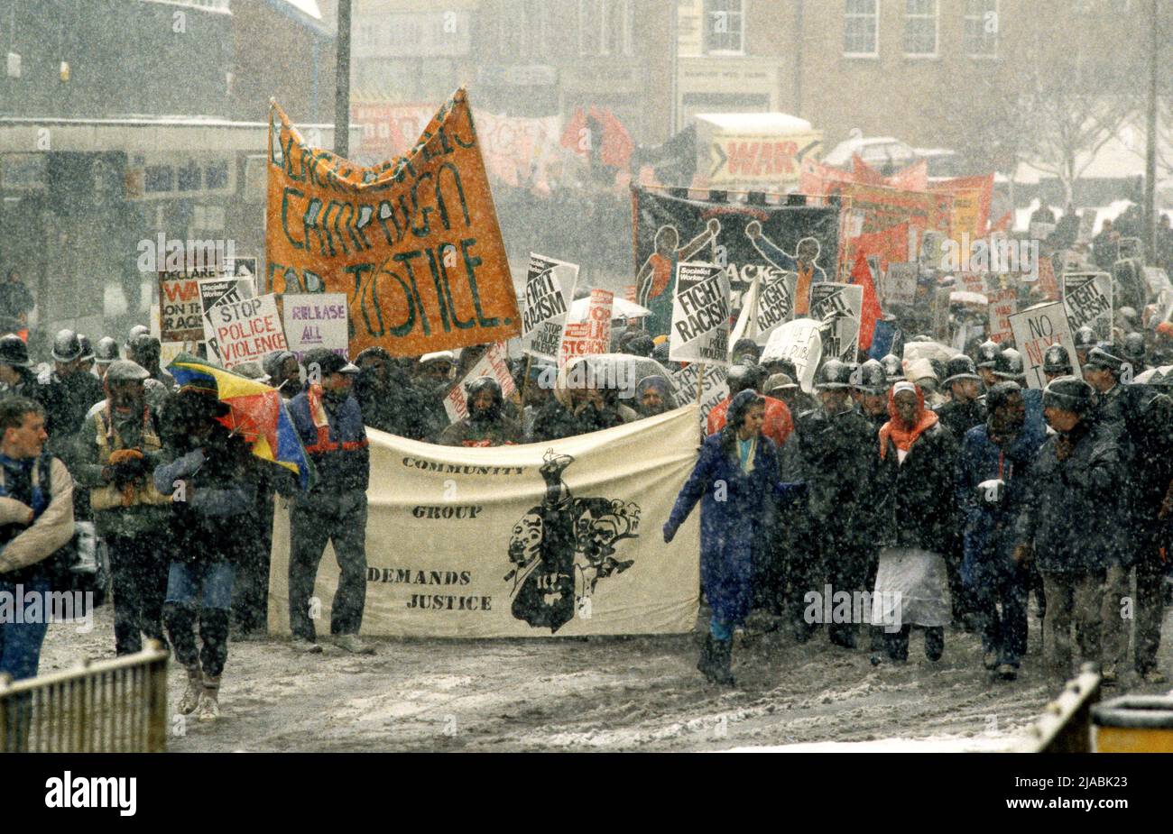 Protest im Schneesturm-marsch nach dem Tod von Clinton McCurbin, der starb, als er von der Polizei verhaftet wurde. März 7. 1987, Wolverhampton, West Midlands, Großbritannien Stockfoto