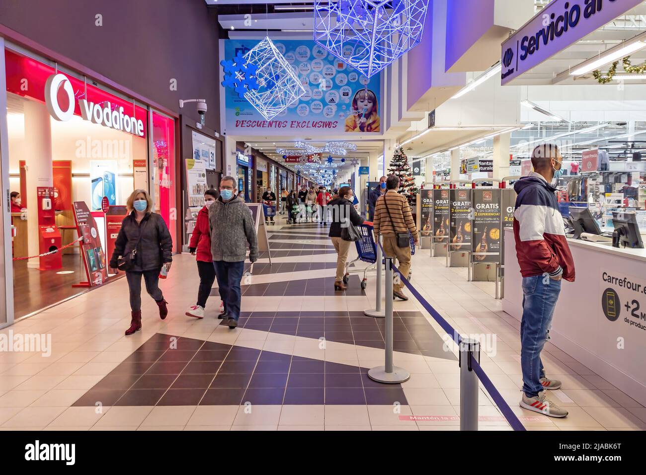 Huelva, Spanien - 5. Dezember 2020: Im Carrefour-Hypermarkt im Holea-Einkaufszentrum. Langzeitbelichtung Fotografie und Menschen durch Bewegung verschwommen Stockfoto