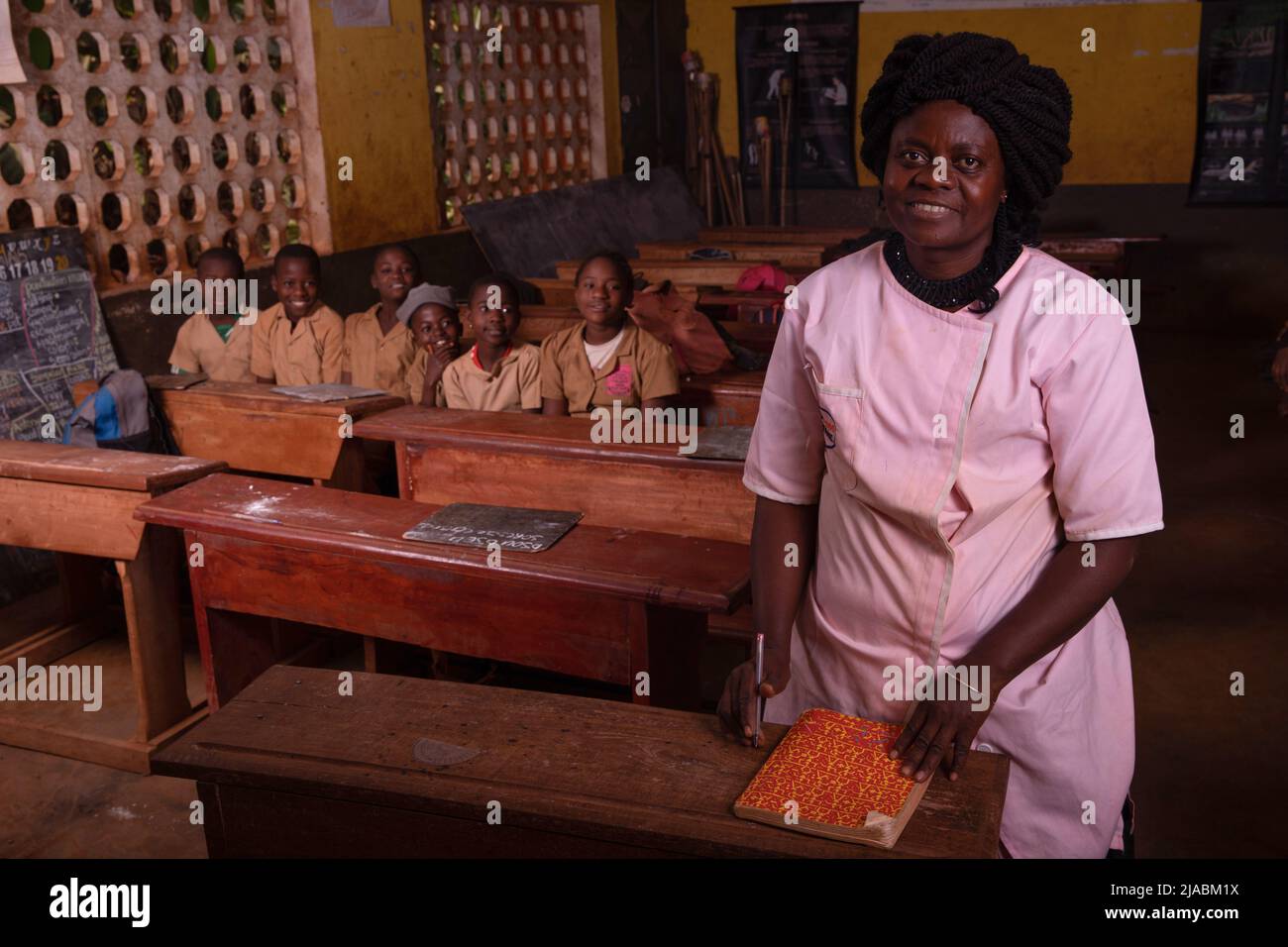 Afrikanische Lehrerin im Vordergrund im Klassenzimmer während des Unterrichts. Stockfoto