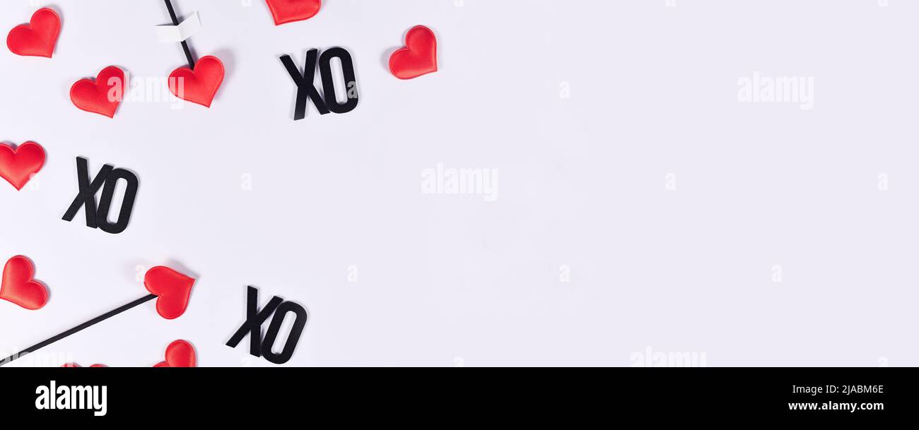 Banner mit den Liebespfeilen von Valentnes Day-Amor und Text XO auf weißem Hintergrund mit Kopierfläche Stockfoto
