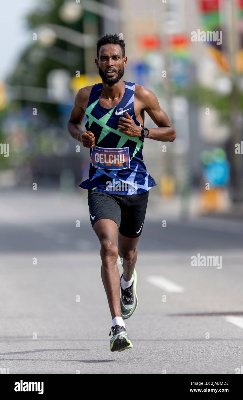 Ottawa, Kanada. 29 Mai 2022. Abdi Ali Gelchu (BHR) beim Tamarack Ottawa Race Weekend Tartan Ottawa Marathon. Quelle: Sean Burges/Alamy Live News Stockfoto