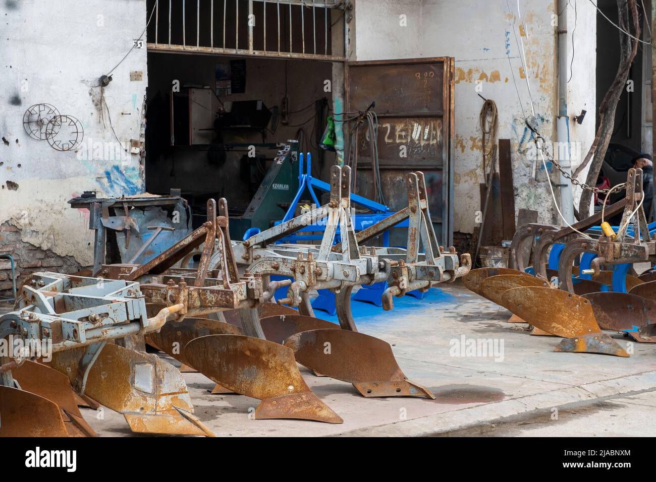 Verschrottete Metallabfälle oder gebrauchte landwirtschaftliche Werkzeuge vor dem Laden Stockfoto