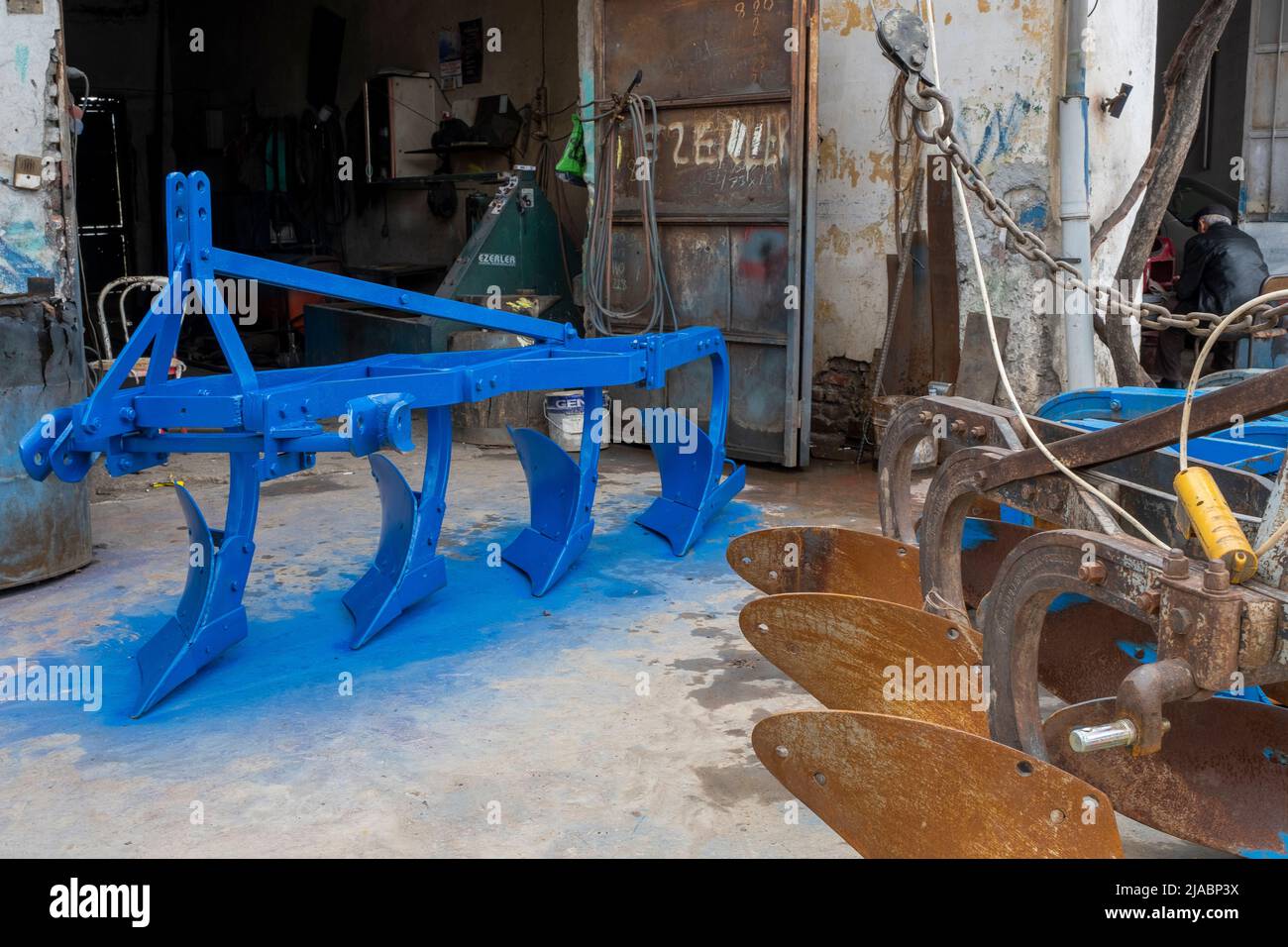 Verschrottete Metallabfälle oder gebrauchte landwirtschaftliche Werkzeuge vor dem Laden Stockfoto