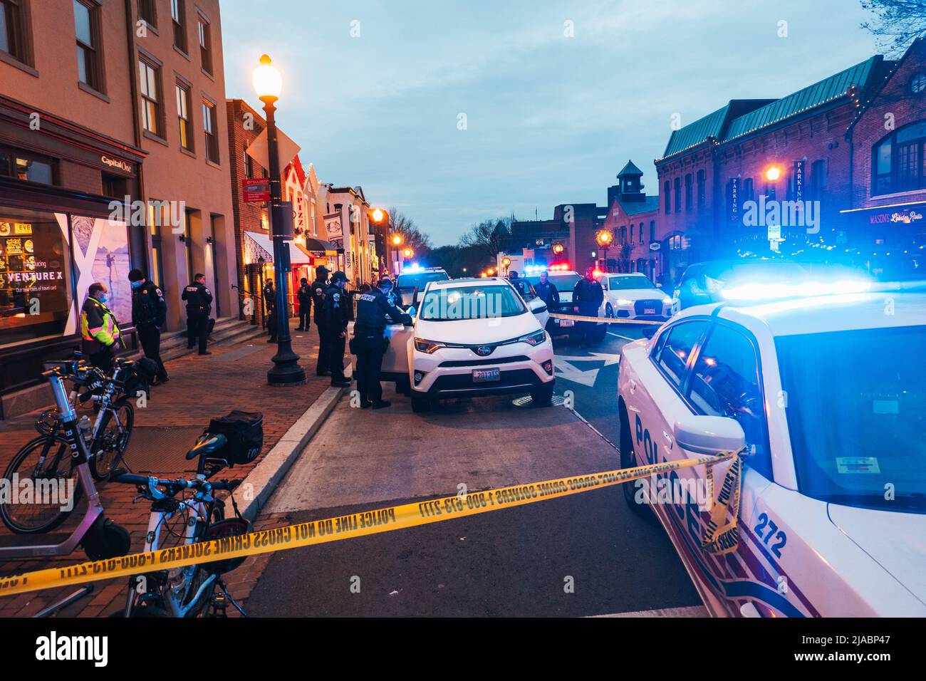Die Polizei am Ort eines versuchten bewaffneten Raubüberfalls, bei dem Verdächtige mit Sturmhaube in Georgetown, Washington D.C., USA, festgenommen wurden Stockfoto