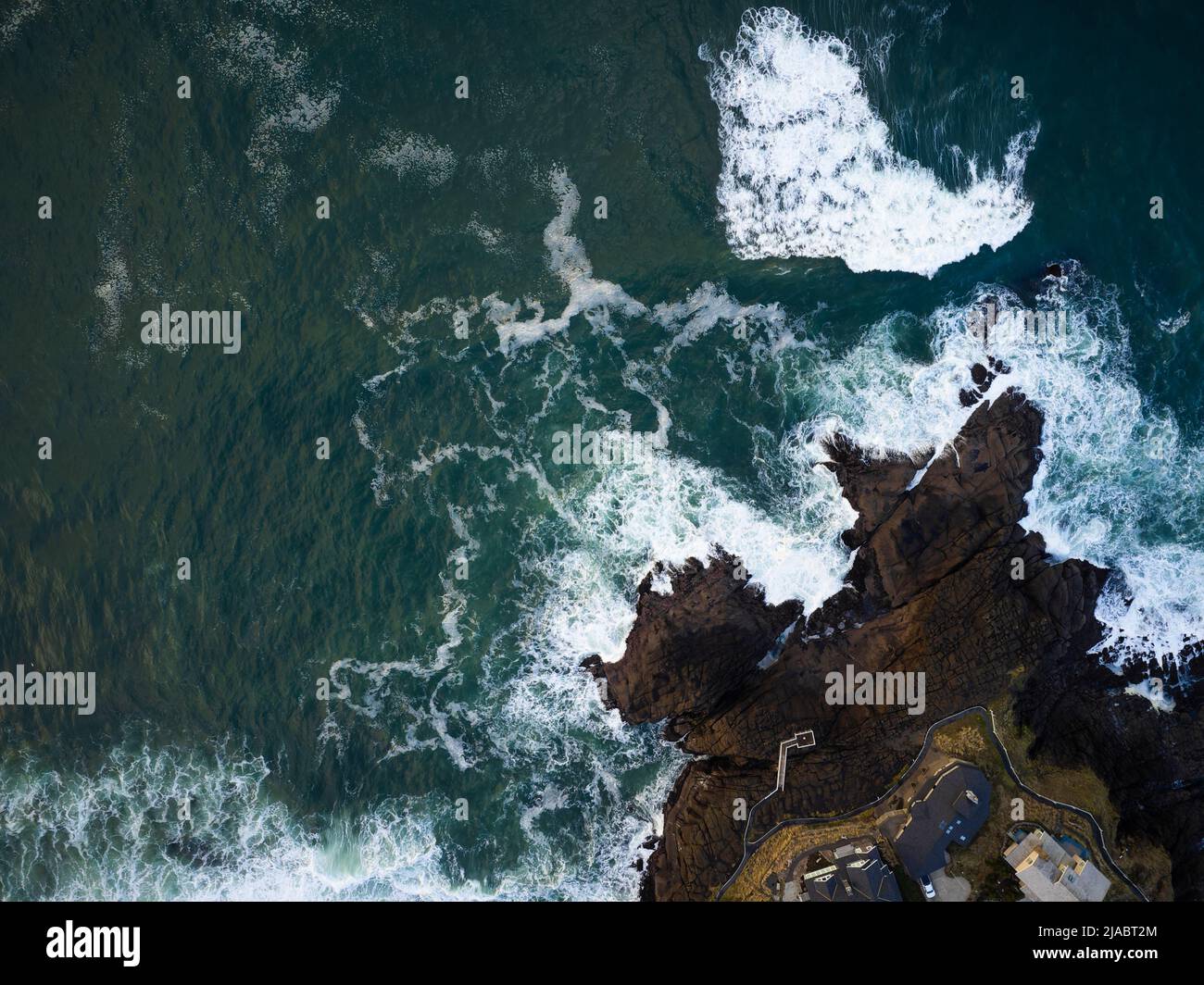 Schießen von einer Drohne. Faszinierende Meereslandschaft. Türkisfarbenes Meerwasser mit weißen, schäumenden Wellen und felsigen Küsten. Malerische Ecke der Natur. Es gibt keine pe Stockfoto