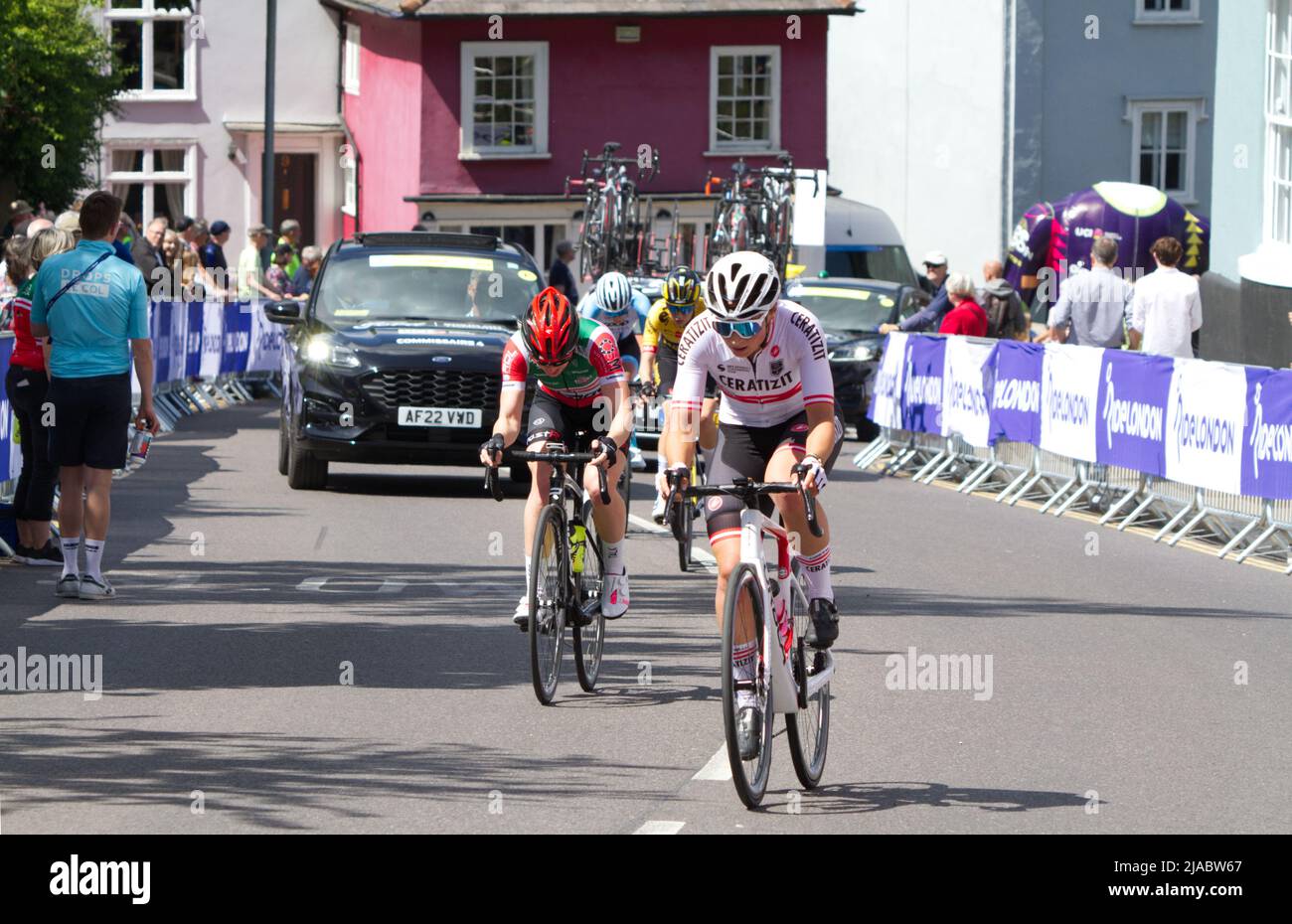 Etappe eins des RideLondon Classique 2022 Frauen-Radrennens in Maldon, Essex. Ein Fahrer vom Team CERATIZIT-WNT Pro Cycling steigt den Market Hill hinauf. Stockfoto