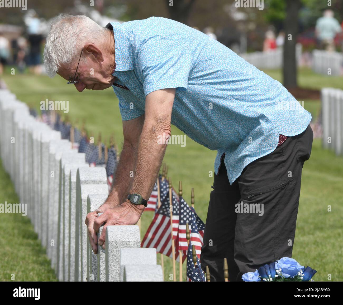 Union Grove, Wisconsin, USA. 29.. Mai 2022. ARD PINKERT besucht das Grab seines Sohnes ARDEN PINKERT, JR.s, vor einer Gedenkfeier auf dem Southern Wisconsin Veterans Memorial Cemetery in der Nähe von Union Grove, Wisconsin, Sonntag, 29. Mai 2022. Sein Sohn, ein Veteran der Armee, starb im Alter von 44 Jahren an Krebs. (Bild: © Mark Hertzberg/ZUMA Press Wire) Bild: ZUMA Press, Inc./Alamy Live News Stockfoto