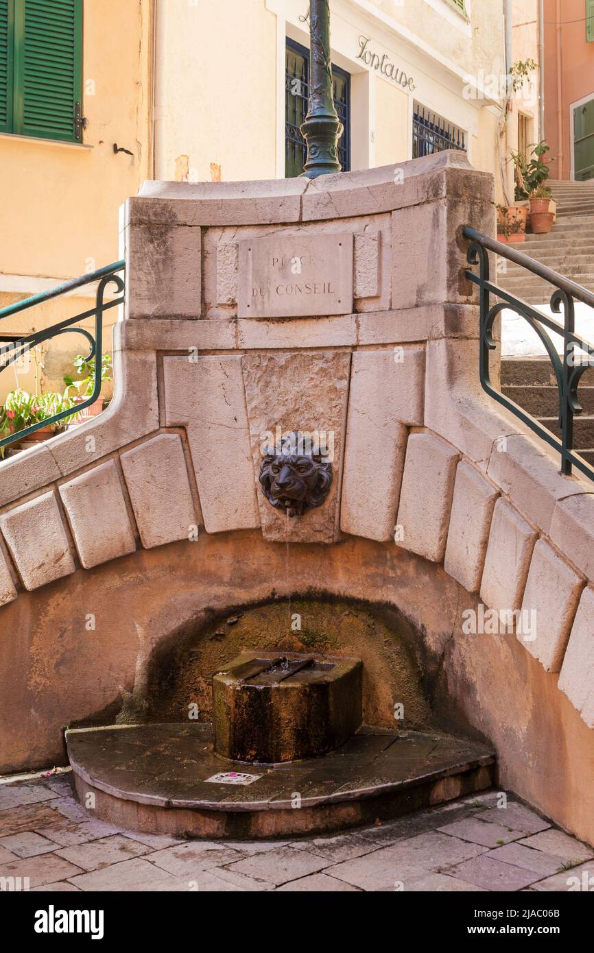 Brunnen auf dem Place du Conseil in Villefranche-sur-Mer an der Cote d'Azur. Aus dem Mund des Löwen strömt ein Wasserstrahl. Französische Riviera. Stockfoto