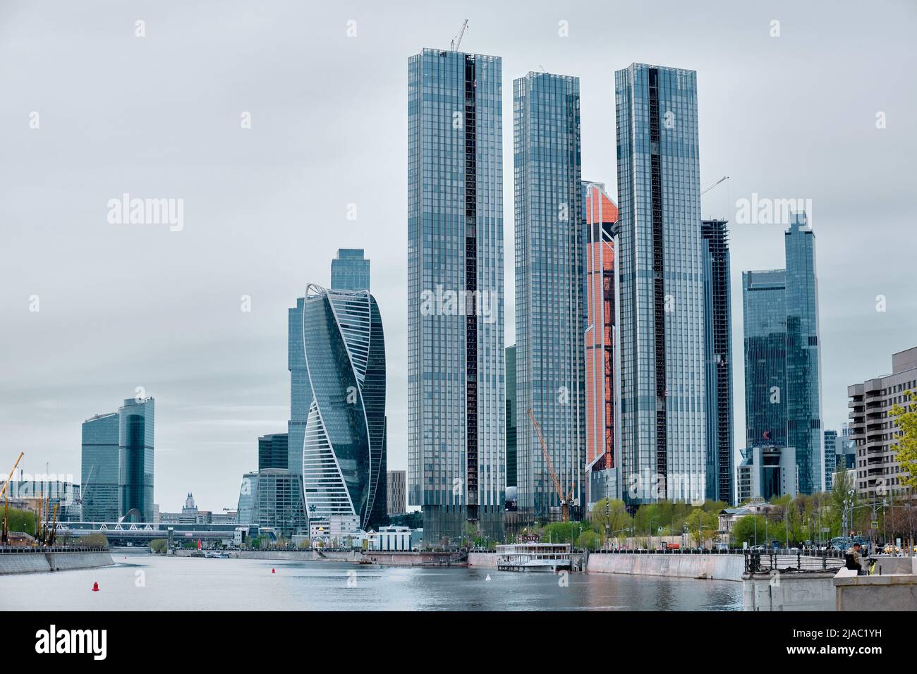 Blick auf den modernen Wohnkomplex Capital Towers und das Geschäftszentrum Moscow City am Ufer des Flusses Moscow, Stadtbild: Moskau, Russland - Stockfoto