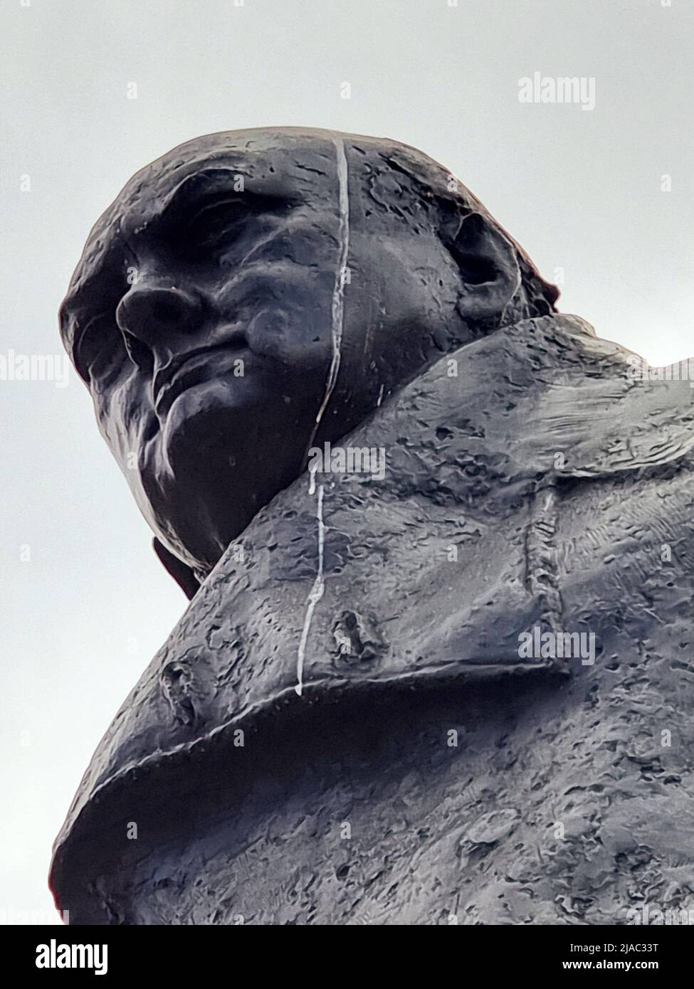 Die Statue von Winston Churchill auf dem Parliament Square in London ist eine Bronzeskulptur des ehemaligen britischen Premierministers Winston Churchill, die von Ivor Roberts-Jones geschaffen wurde. Es befindet sich an einem Ort, der im Jahr 1950s von Churchill als „wohin meine Statue gehen wird“ bezeichnet wurde. London, Großbritannien. Stockfoto