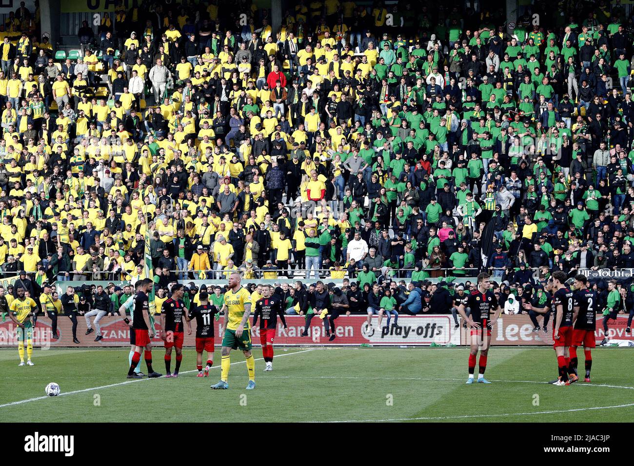 THE HAGUE - Supplters stehen am 29. Mai 2022 in Den Haag, Niederlande, während der Verlängerung des Finalspiels zwischen ADO Den Haag und Excelsior im Cars Jeans Stadium auf dem Spielfeld. ANP JEROEN PUTMANS Stockfoto