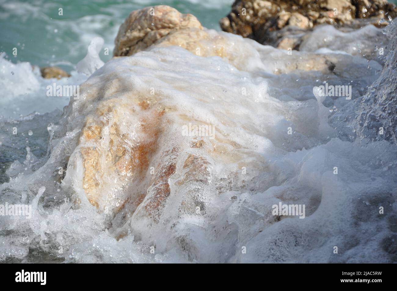 Wellenreiten an einem kroatischen Strand im Frühsommer. Wellen, die in weiße Felsen an der Küste von Rijeka Strand Pine.Sea, große Welle und planschen Stockfoto