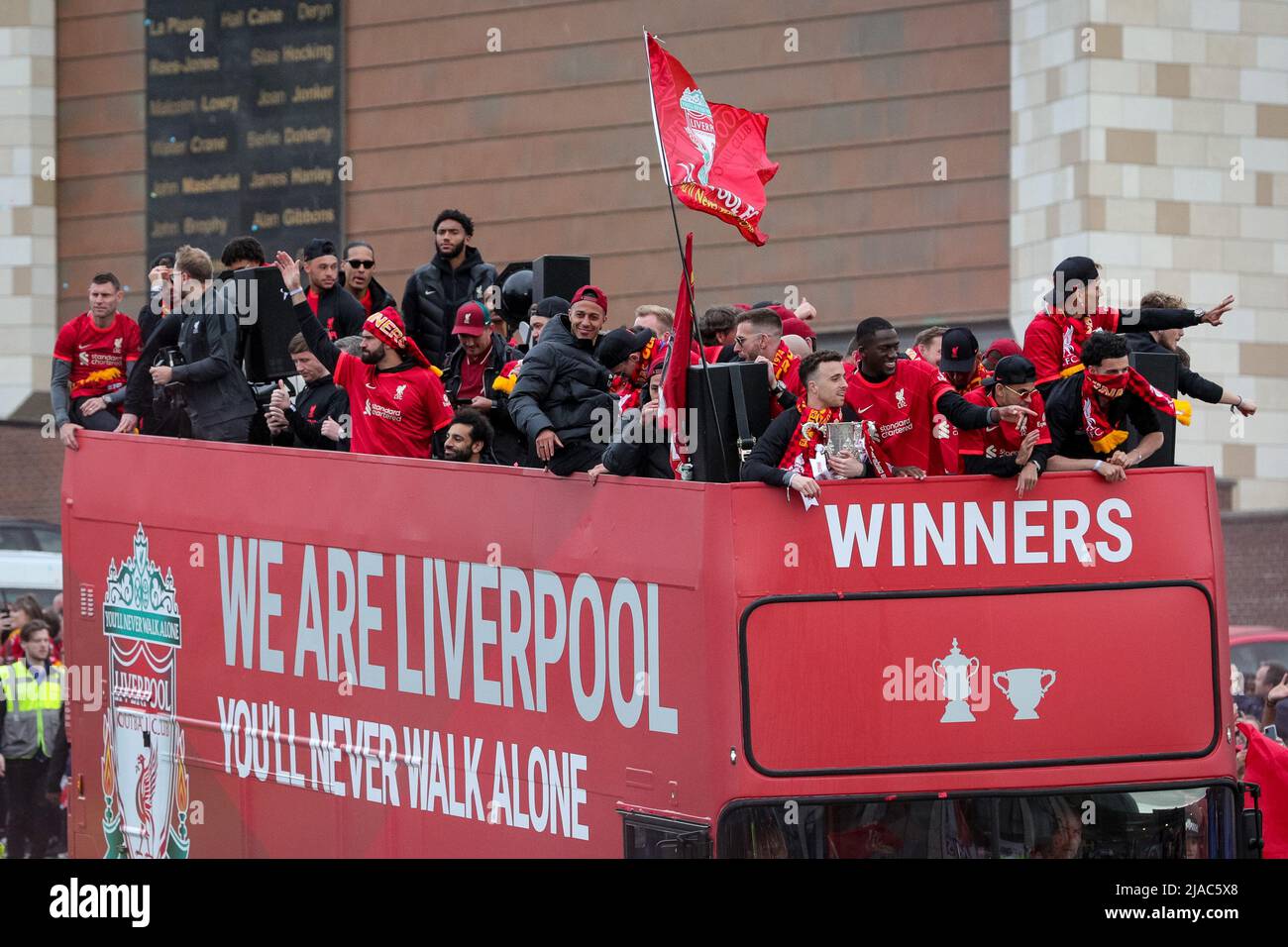 Liverpool, Großbritannien. 29.. Mai 2022. Die Mannschaft des FC Liverpool feiert während der Open-Top-Busparade durch die Stadt mit den Fans, nachdem sie am 5/29/2022 in Liverpool, Großbritannien, den Carabao Cup und den FA Cup in der Saison 2021/22 gewonnen hat. (Foto von James Heaton/News Images/Sipa USA) Quelle: SIPA USA/Alamy Live News Stockfoto