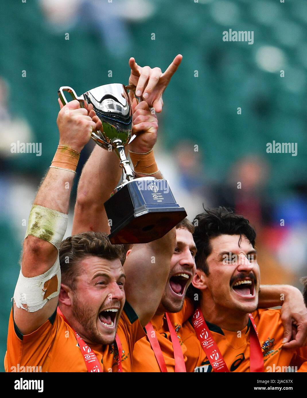 HSBC World Rugby Sevens Series Final, Twickenham Stadium, England, Großbritannien. 29.. Mai 2022. Nick Malouf aus Australien hebt die Trophäe nach ihrem zusätzlichen Zeitsieg im HSBC World Rugby Sevens Series Finale zwischen Australien 7s und Neuseeland 7s an: Quelle: Ashley Western/Alamy Live News Stockfoto