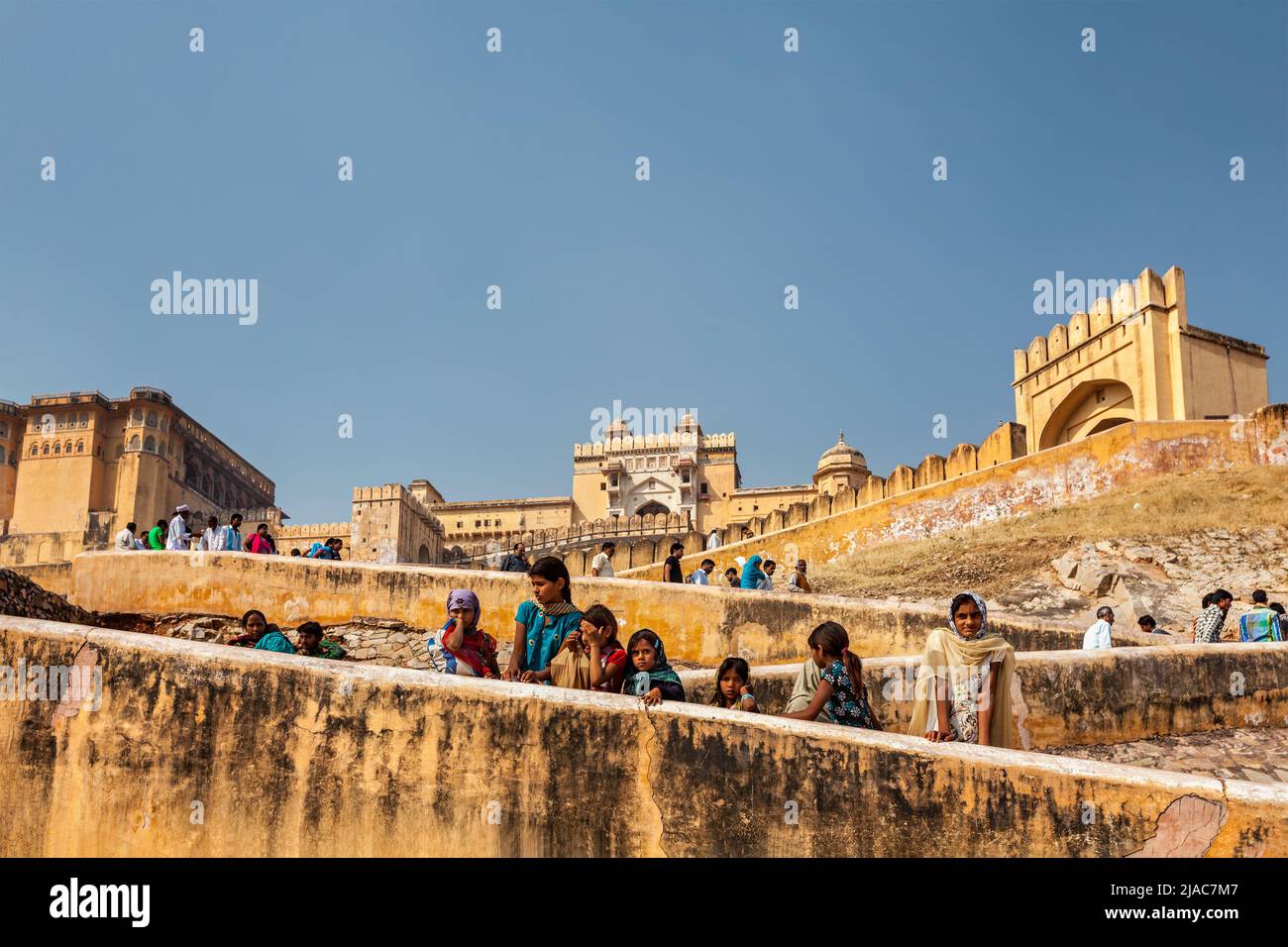 Besucher, die zum Amer Amber Fort aufsteigen. Amer in der Nähe von Jaipur, Rajasthan, Indien Stockfoto