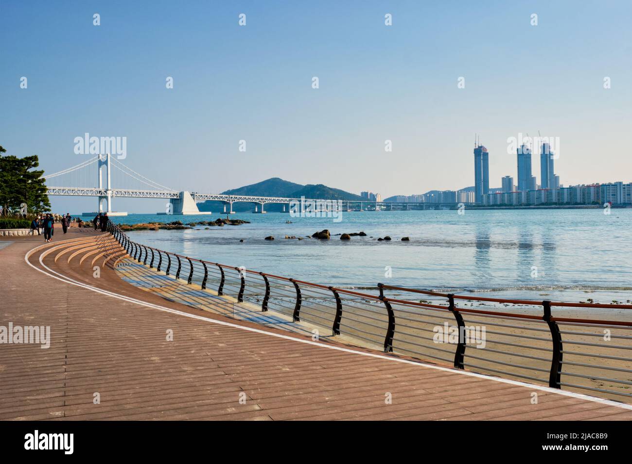 Busan Wolkenkratzer und Gwangan Brücke, Südkorea Stockfoto