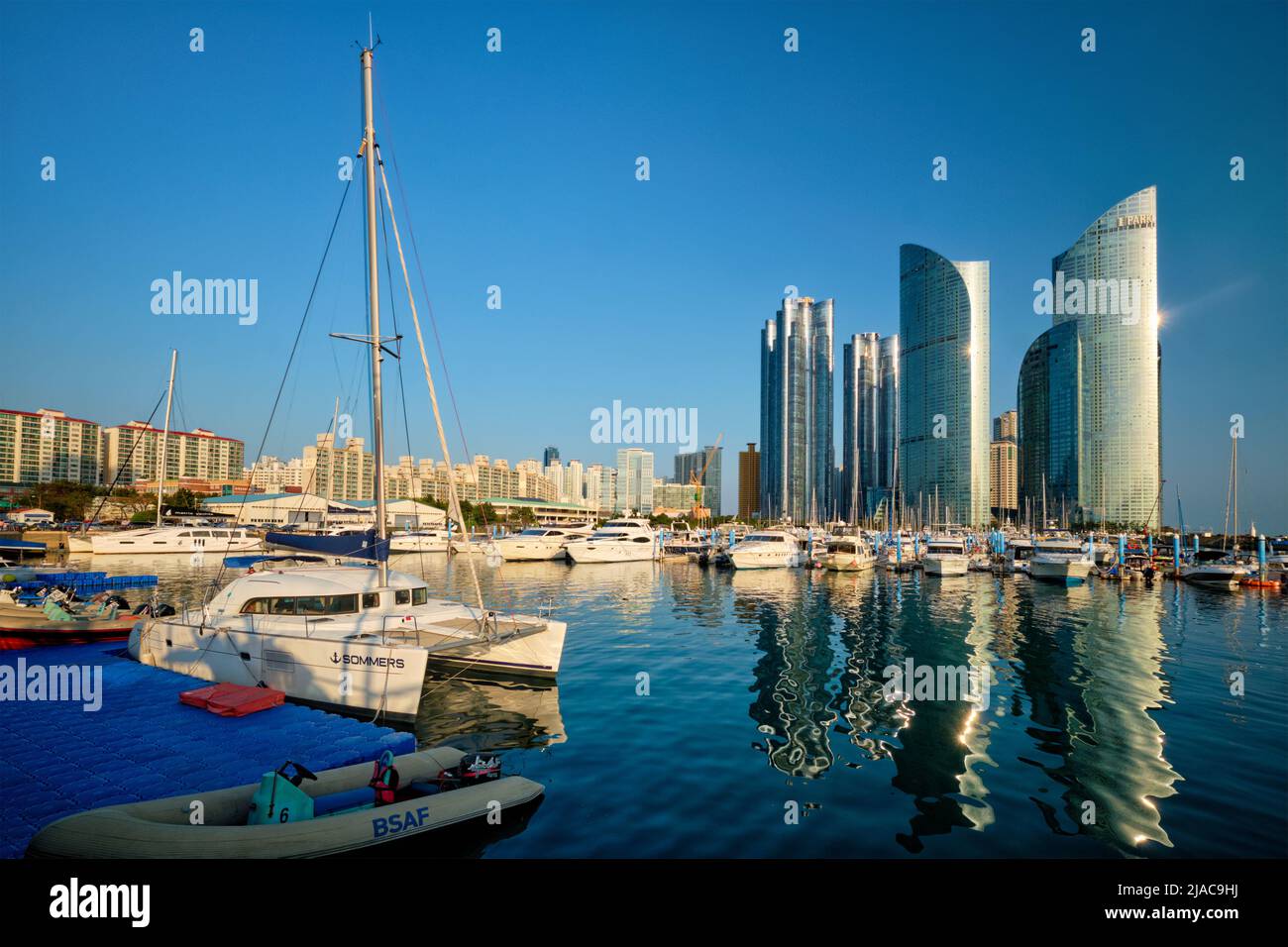 Busan Hafen mit Yachten auf Sonnenuntergang, Südkorea Stockfoto