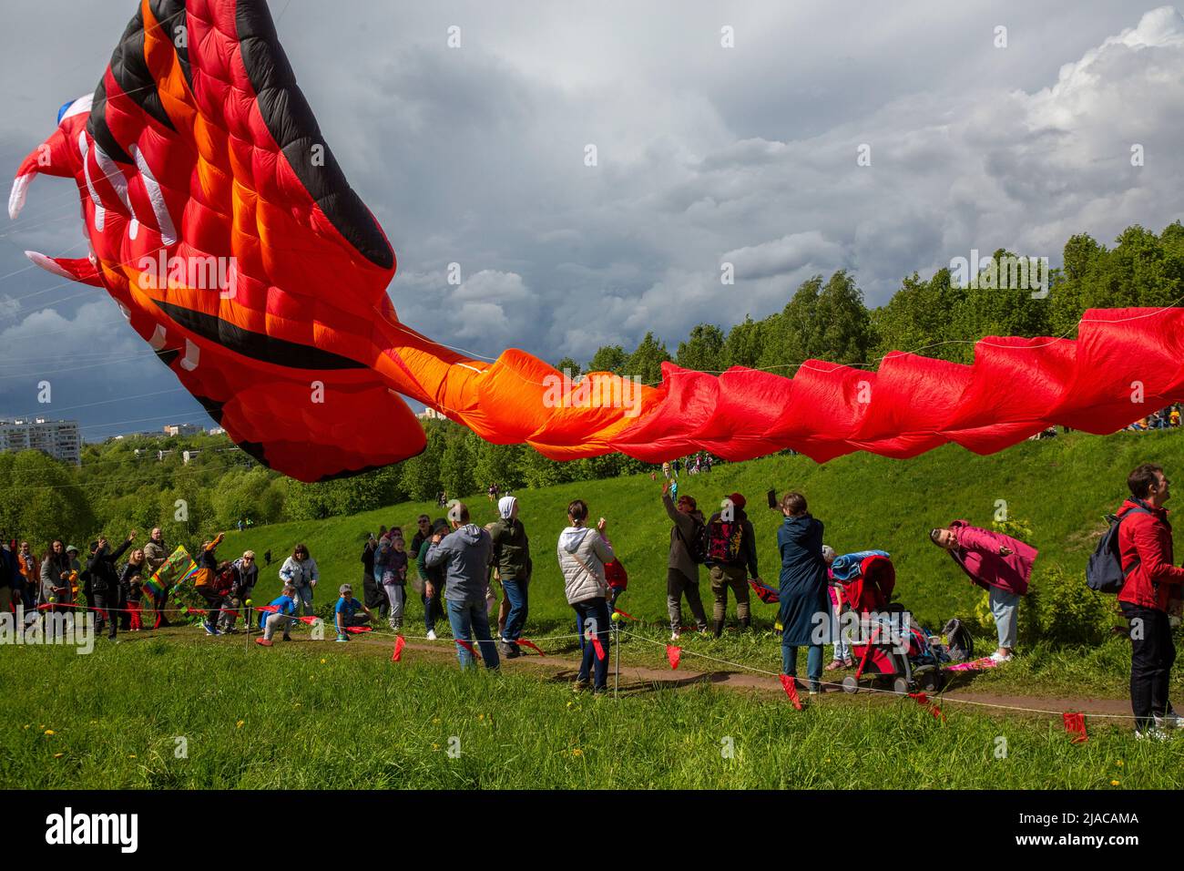 Moskau, Russland. 29.. Mai 2022. Während des Drachenfestes Pyostroje Nebo (eng: Colourful Sky) 2022 im Moskauer Museumsreservat Tsaritsyno, Russland, fliegen Menschen Drachen. Nikolay Vinokurov/Alamy Live News Stockfoto