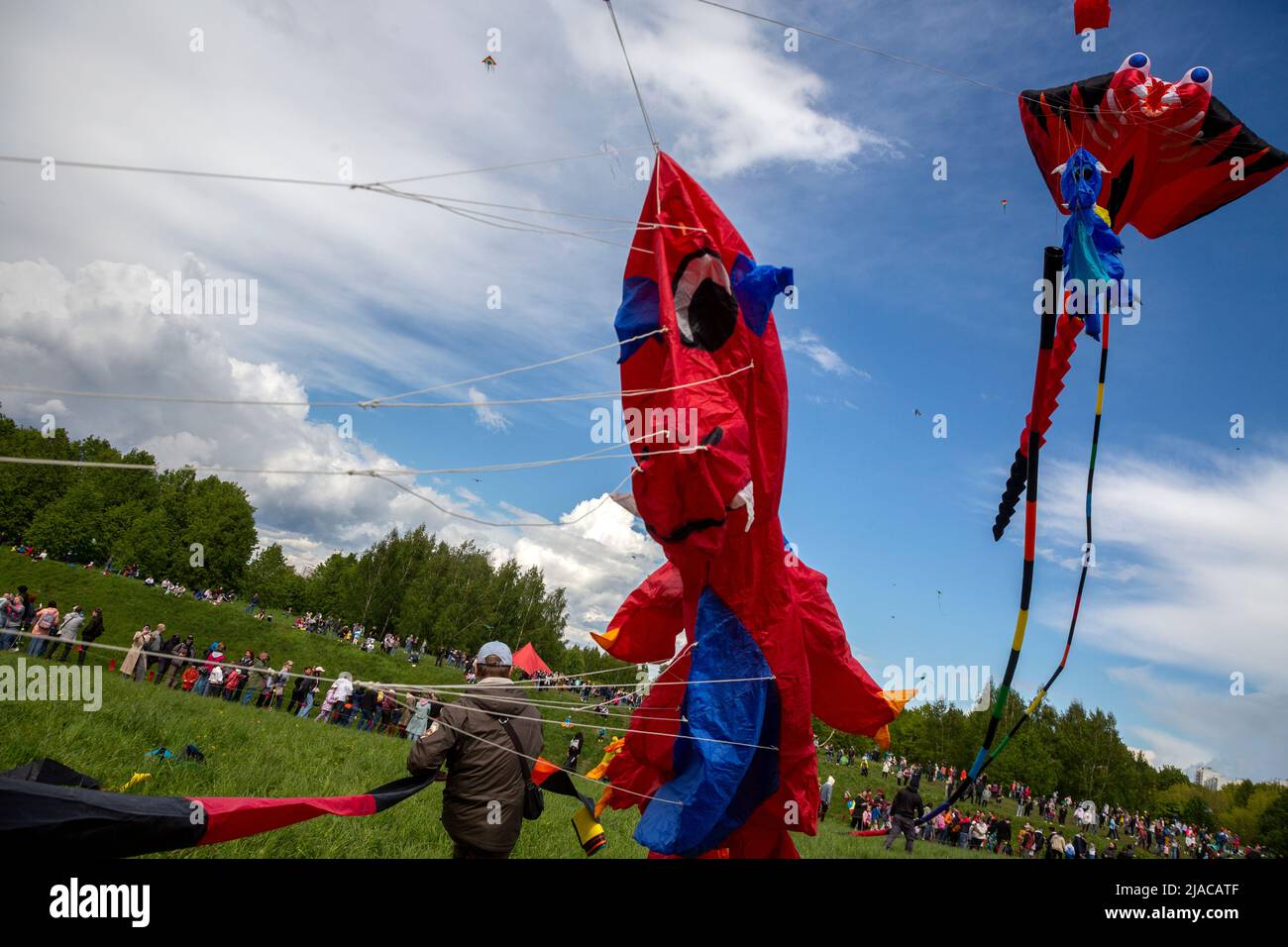 Moskau, Russland. 29.. Mai 2022. Ein Mann fliegt einen Drachen während des Drachenfestes Pyostroye Nebo (eng: Colourful Sky) 2022 im Moskauer Museumsreservat Tsaritsyno, Russland. Nikolay Vinokurov/Alamy Live News Stockfoto