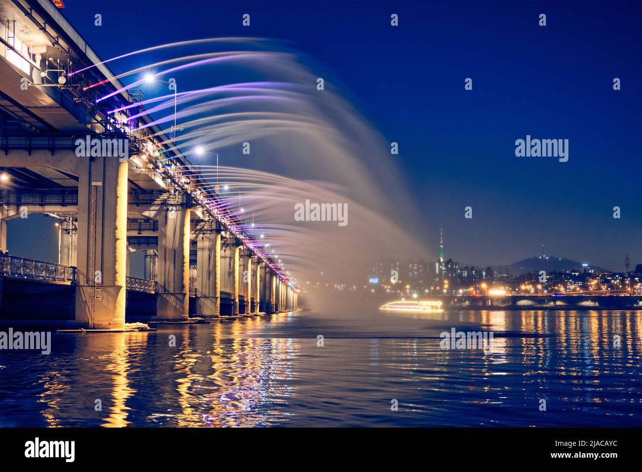 Banpo Bridge Regenbogenbrunnen beleuchtet bei Nacht, Seoul, Südkorea Stockfoto