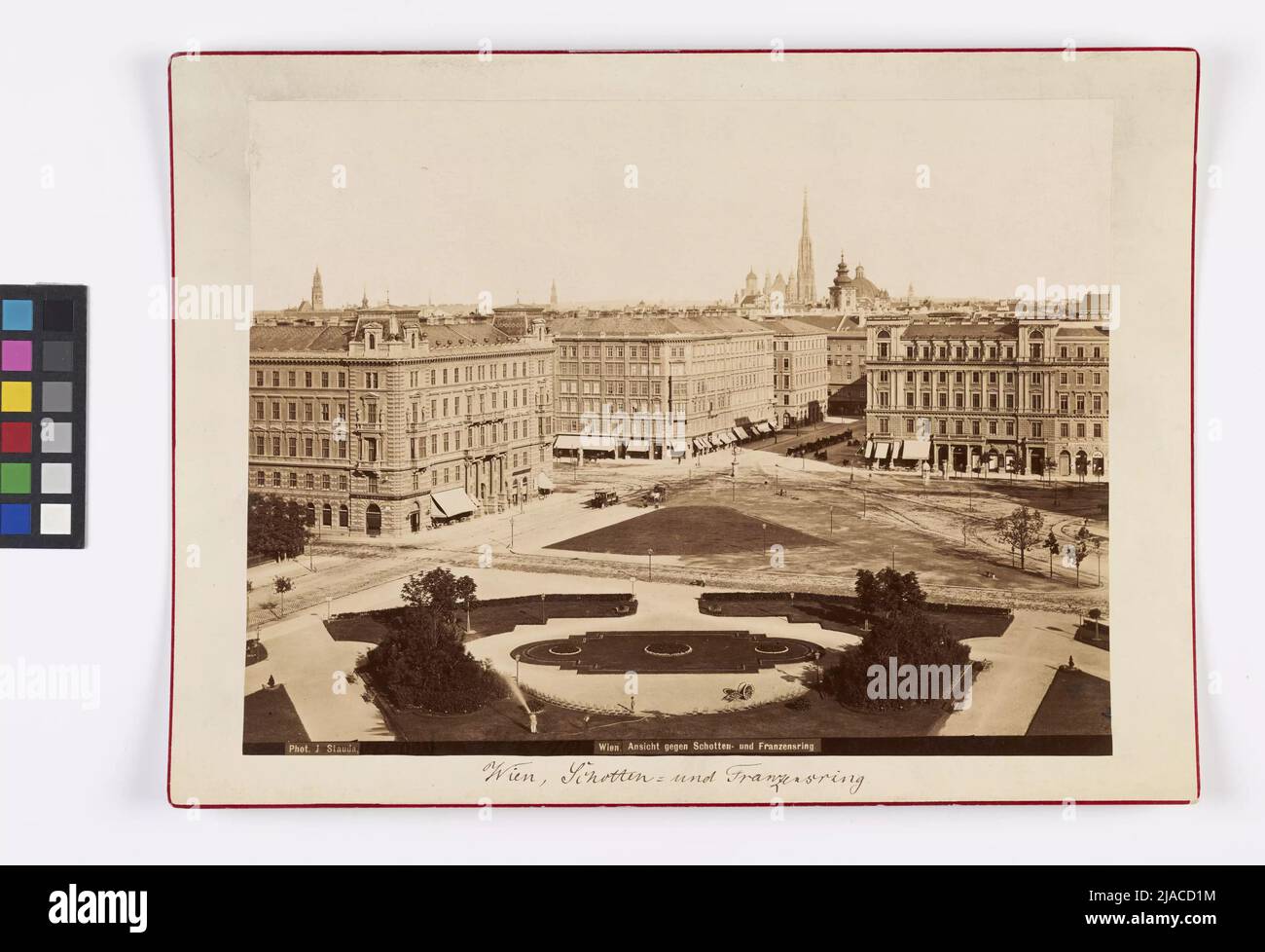 Wien. Blick gegen Schotten- und Franzensring'. 1., Schottenring / Universitätsring / Schottengasse / Währinger Straße - allgemein - vergrößerte Ansicht - Blick auf die Votivkirche über den Sigmund-Freud-Park und Schottent-Torübergang in Richtung Innenstadt. Isidor Hatschek, Kunsthandel, Johann Stauda (1853-1893), Fotograf Stockfoto