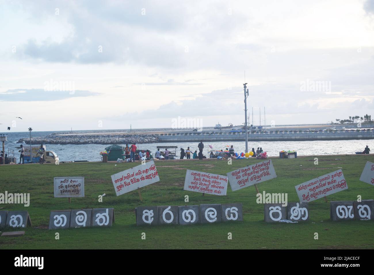 Ein Bereich des Protestes in #gotagogama in Galle Face Green, der während der Gewalt von regierungsfreundlichen Demonstranten am 9.. Mai 2022 angegriffen und verbrannt wurde. Das Gebiet wurde mit verschiedenen Slogans bezüglich des Angriffs blockiert. Colombo, Sri Lanka. Stockfoto