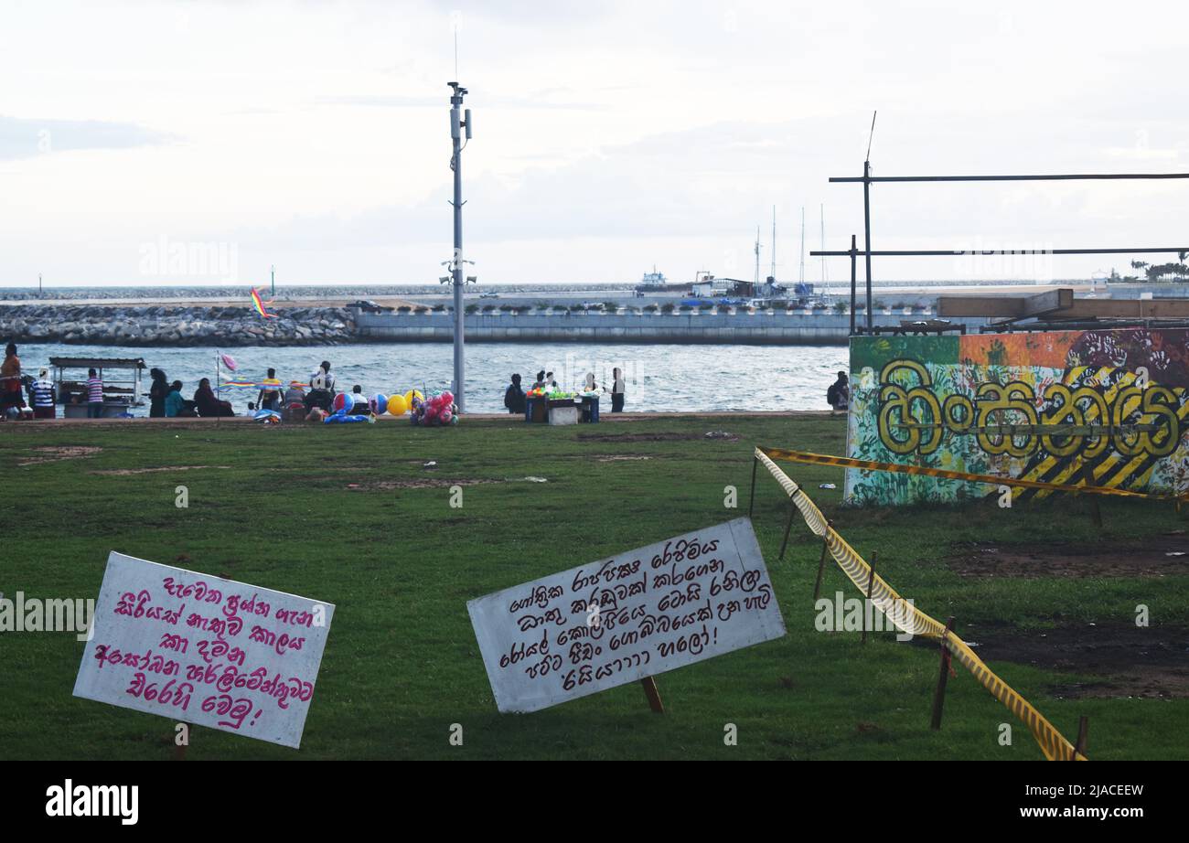 Ein Bereich des Protestes in #gotagogama in Galle Face Green, der während der Gewalt von regierungsfreundlichen Demonstranten am 9.. Mai 2022 angegriffen und verbrannt wurde. Das Gebiet wurde mit verschiedenen Slogans bezüglich des Angriffs blockiert. Colombo, Sri Lanka. Stockfoto