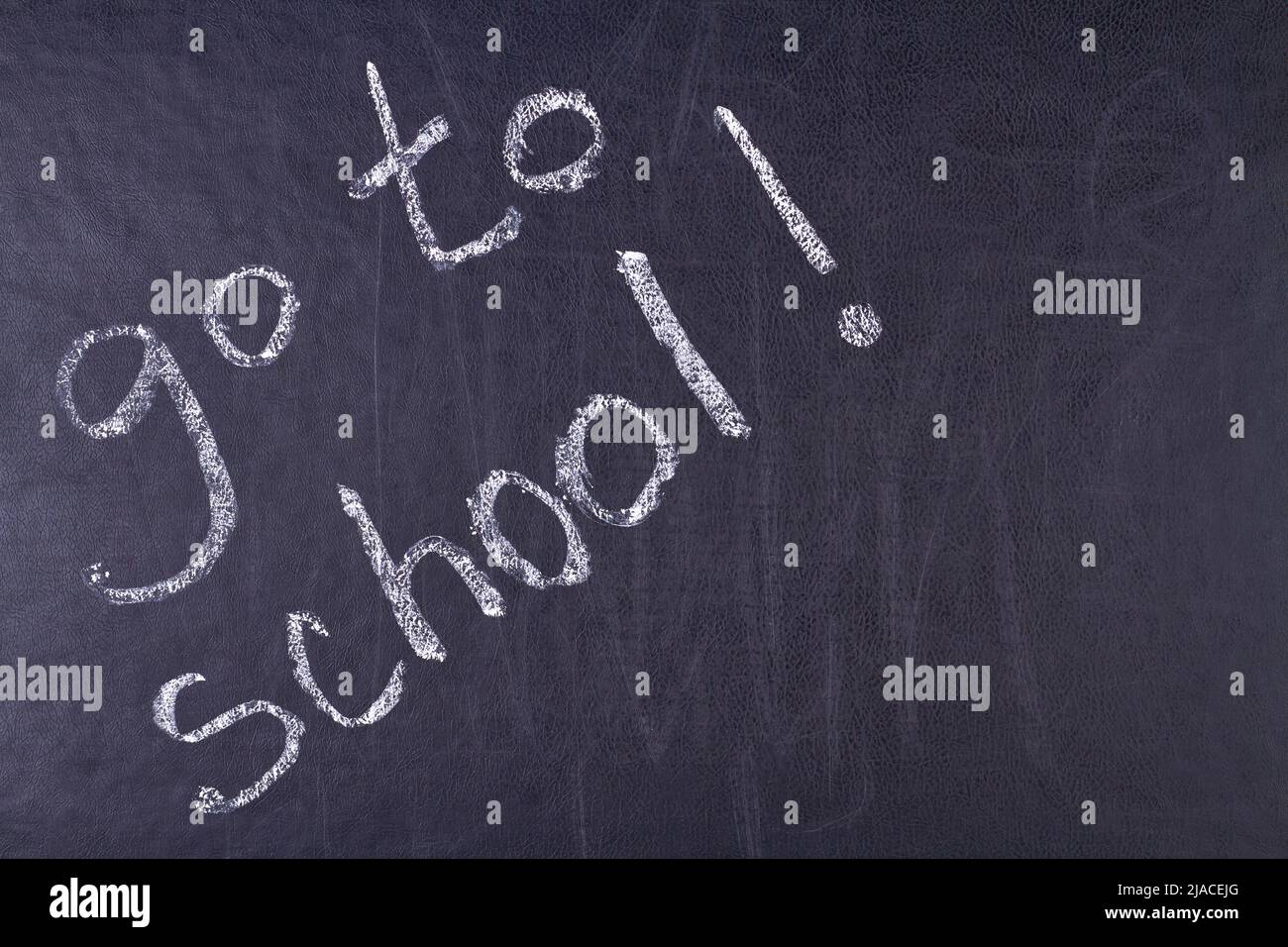 Handschriftliche Inschrift geht auf schwarzer Tafel aus nächster Nähe zur Schule. Zeit für das Bildungskonzept. Stockfoto