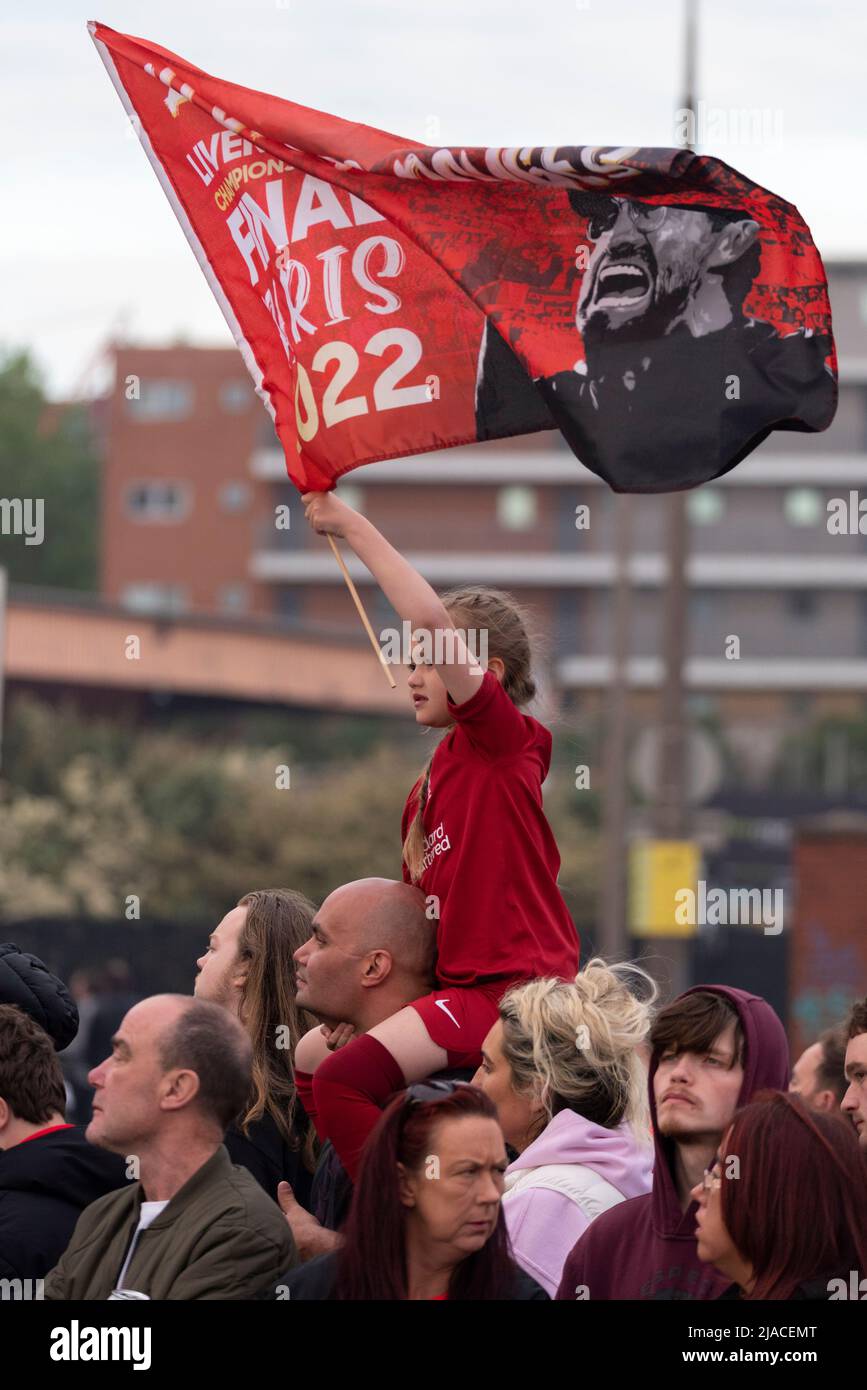 Baltic Triangle, Liverpool, Großbritannien. 29.. Mai 2022. Die Open-Top-Busparade zur Feier der Trophäengewinne des FC Liverpool fand in der Stadt statt, bei der der Manager und die Spieler des Teams den Applaus der Fans auf den Straßen entgegennahmen. Junges Mädchen winkt Flagge Stockfoto