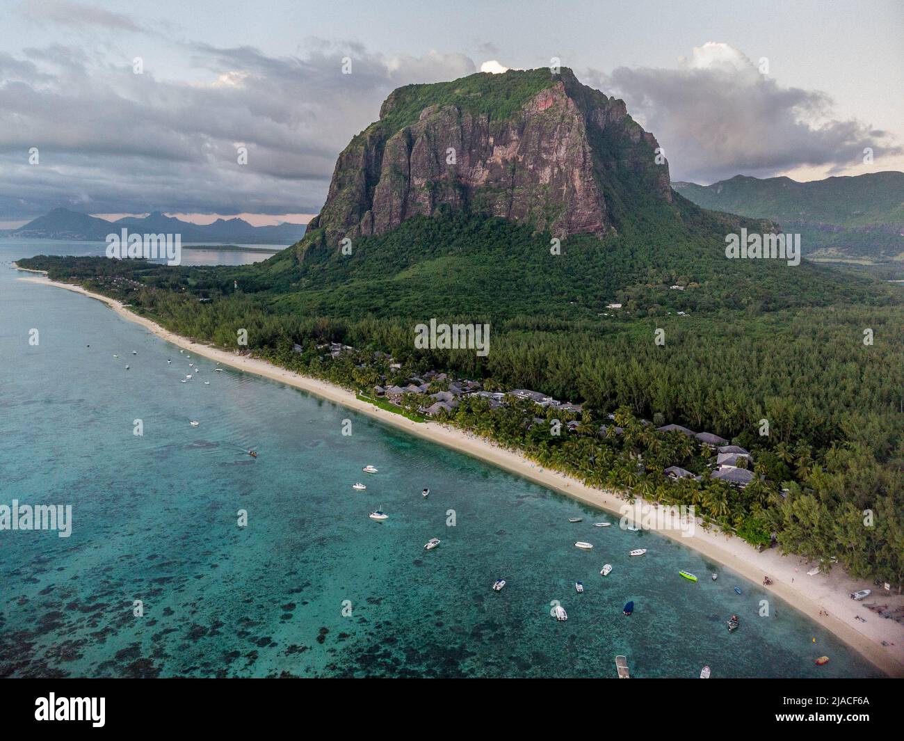 Blick vom Himmel auf den Berg Le Morne und die Halbinsel, Mauritius Stockfoto