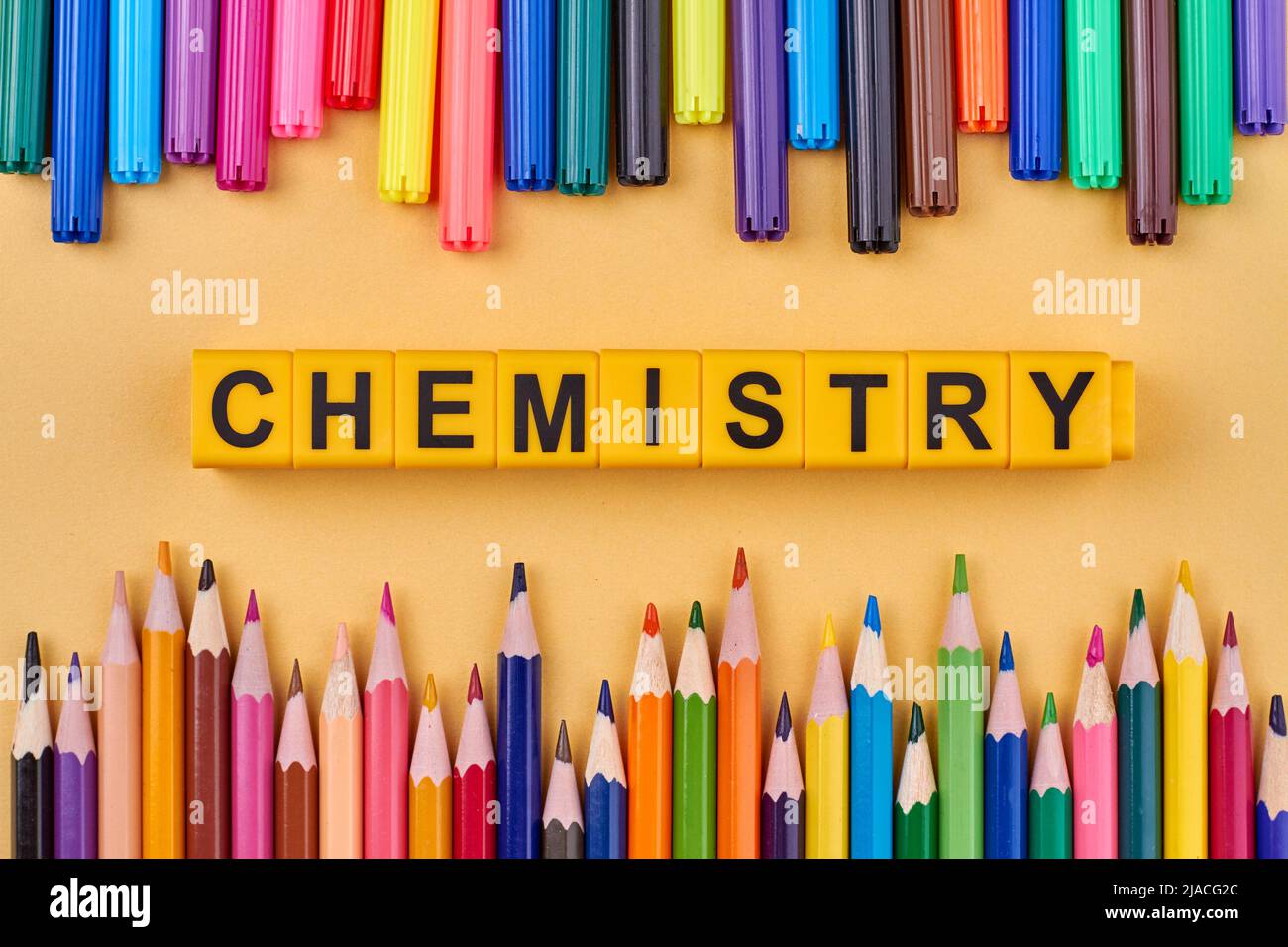 Kreatives flaches Lay aus bunten Bleistiften und Wort Chemie auf Plastikblöcken geschrieben. Wissenschaft und Bildung Konzept. Stockfoto