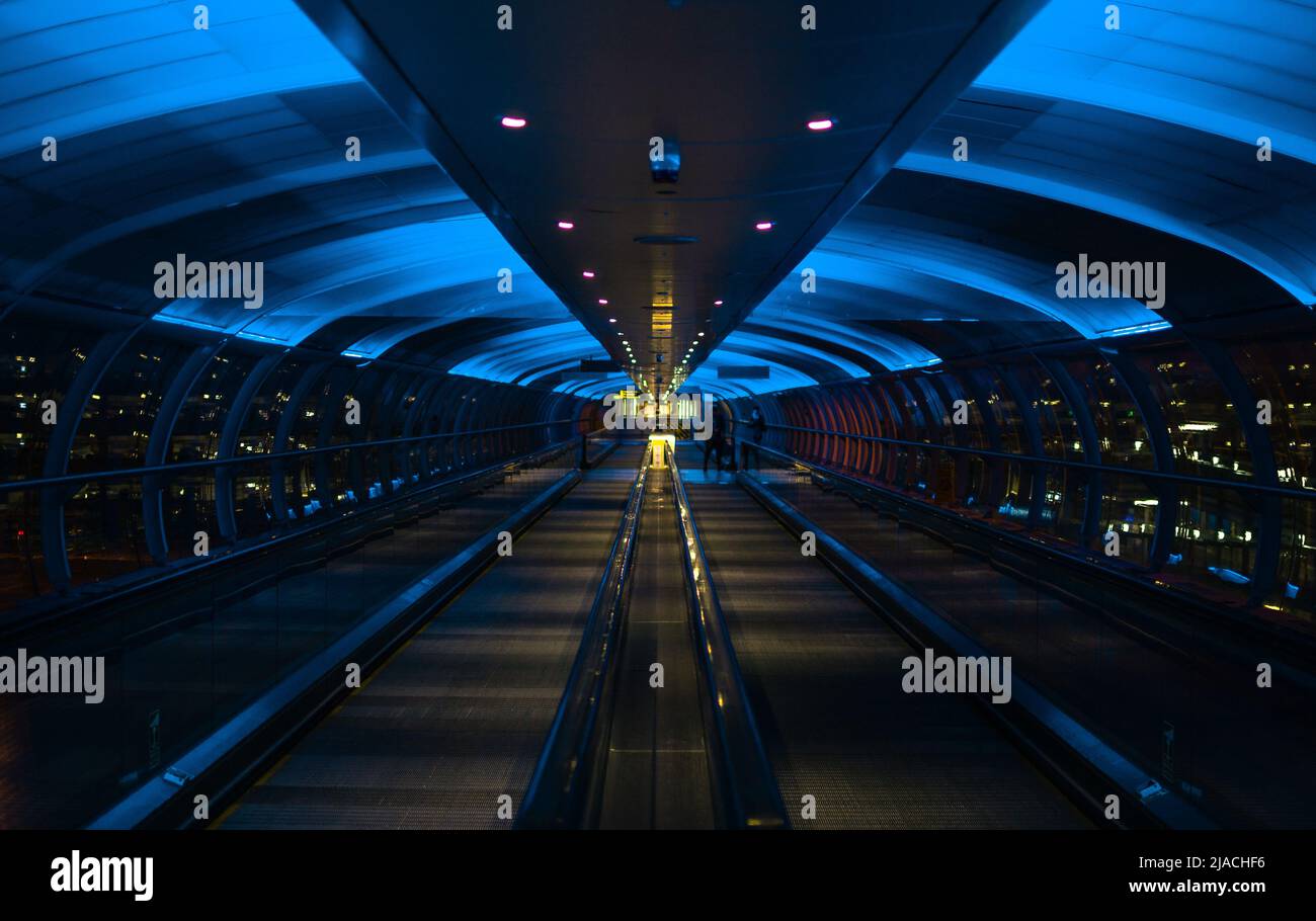 Skylink/Overhead-Travellator am Manchester International Airport, Greater Manchester, der einen neonähnlichen Effekt erzeugt. Stockfoto