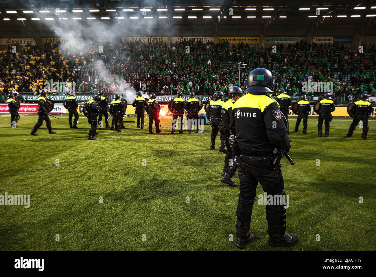 THE HAGUE - die Sicherheitsabteilung tritt nach dem niederländischen Spiel zur Beförderung/Abstiegssicherung zwischen ADO Den Haag und Excelsior am 29. Mai 2022 im Cars Jeans Stadium in Den Haag, Niederlande, auf das Spielfeld. ANP JEROEN PUTMANS Stockfoto