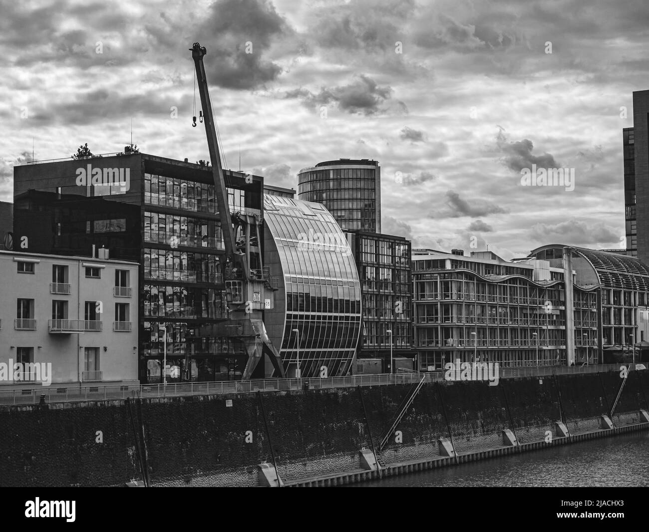 Geschwungene Vorderseite des Bürogebäudes unter bewölktem Himmel Stockfoto