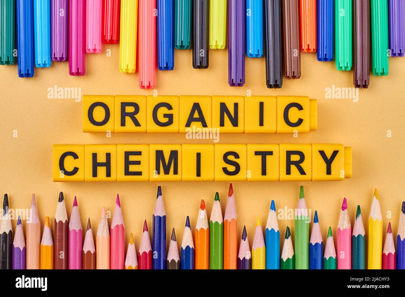 Die Aufschrift Organische Chemie auf gelben Würfeln vor farbigem Hintergrund. Schulbildungskonzept. Stockfoto