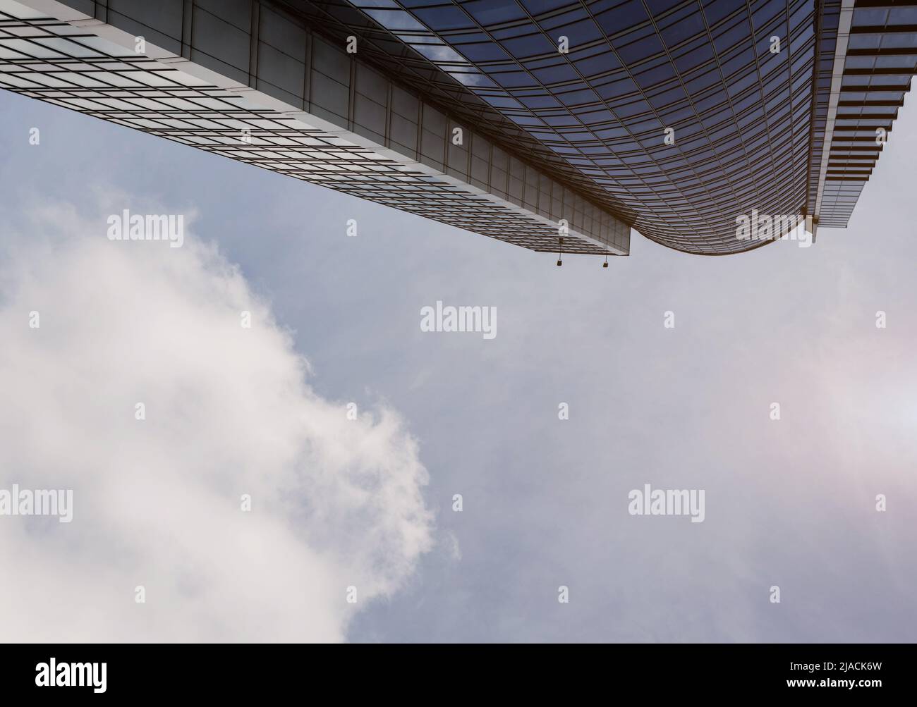 Hochhaus am blauen Himmel. Moderne Wolkenkratzer und Geschäftszentren. Glasarchitektur Stockfoto