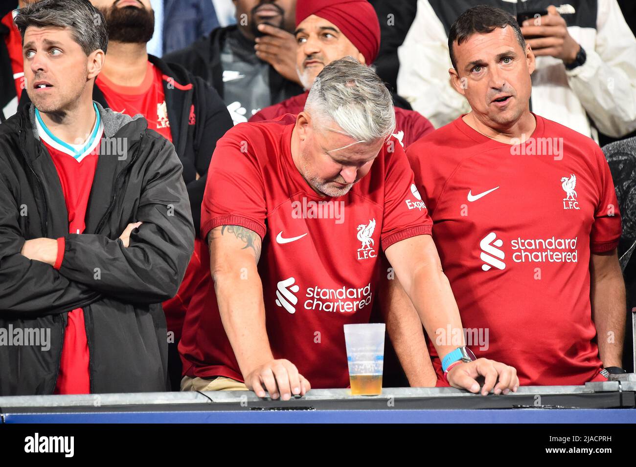 PARIS, FRANKREICH. MAI 28. Liverpool-Fans sehen am Samstag, den 28.. Mai 2022, beim UEFA Champions League-Finale zwischen Liverpool und Real Madrid im Stade de France, Paris, niedergeschlagen aus. (Kredit: Pat Scaasi | MI Nachrichten) Kredit: MI Nachrichten & Sport /Alamy Live Nachrichten Stockfoto