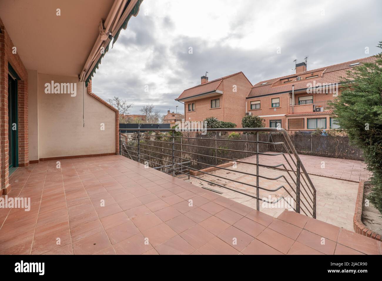 Blick auf die Terrasse eines Einfamilienhauses mit Veranda, Geländer und Terrazzo-Treppen Stockfoto