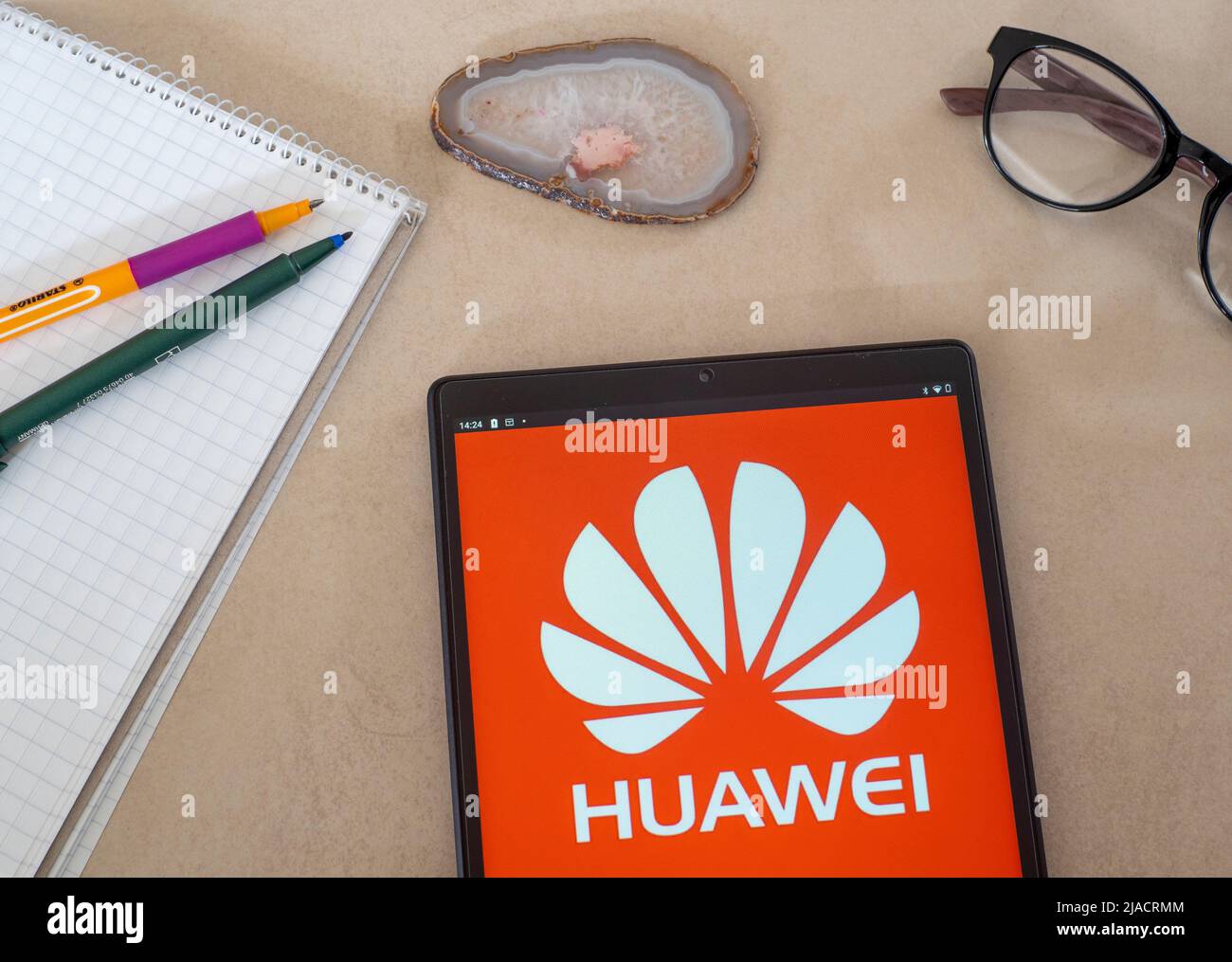 In dieser Abbildung wird ein Logo von Huawei Technologies Co. Ltd. Auf einem Tablet angezeigt. Stockfoto
