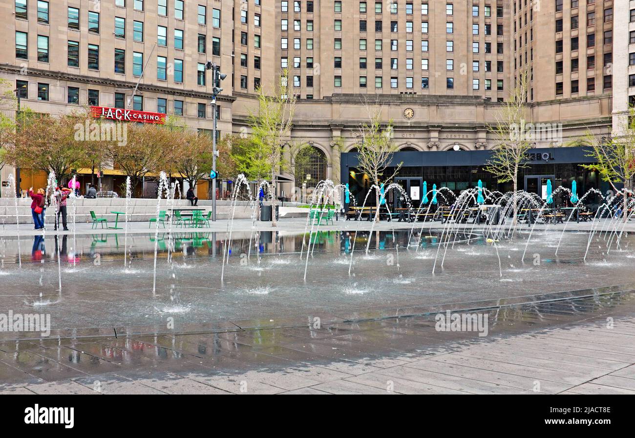 April in der Innenstadt von Cleveland Public Square Springbrunnen. Stockfoto