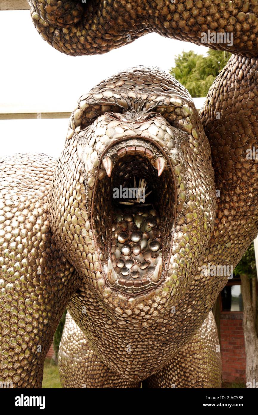 Löffel Gorilla, aus 40.000 Löffeln. Von URI Geller inspirierte Skulptur von Alfie Bradley im Alter von 24 Jahren. Stockfoto