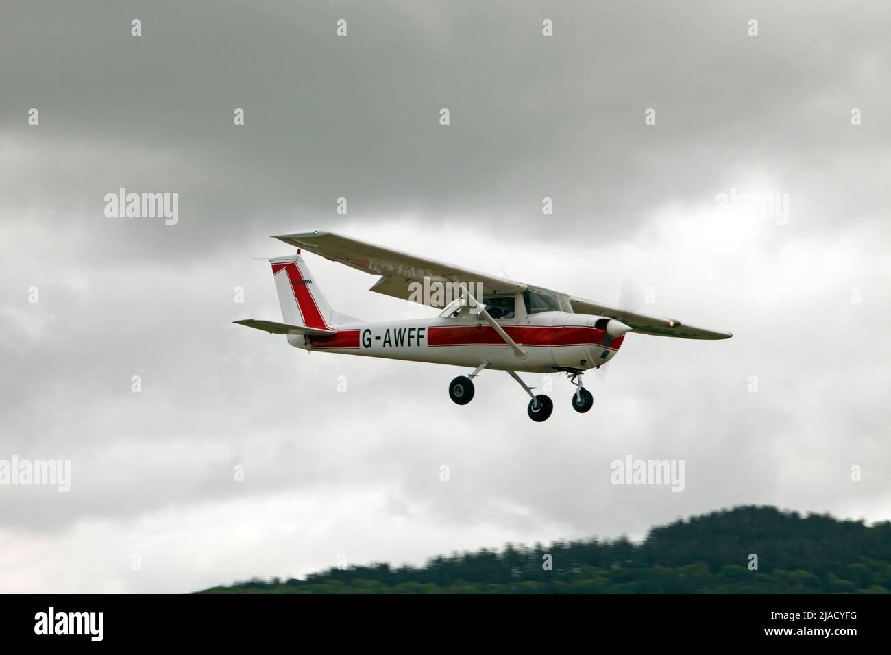 Cessna 150H kommt bei schlechtem Wetter an Land. Stockfoto