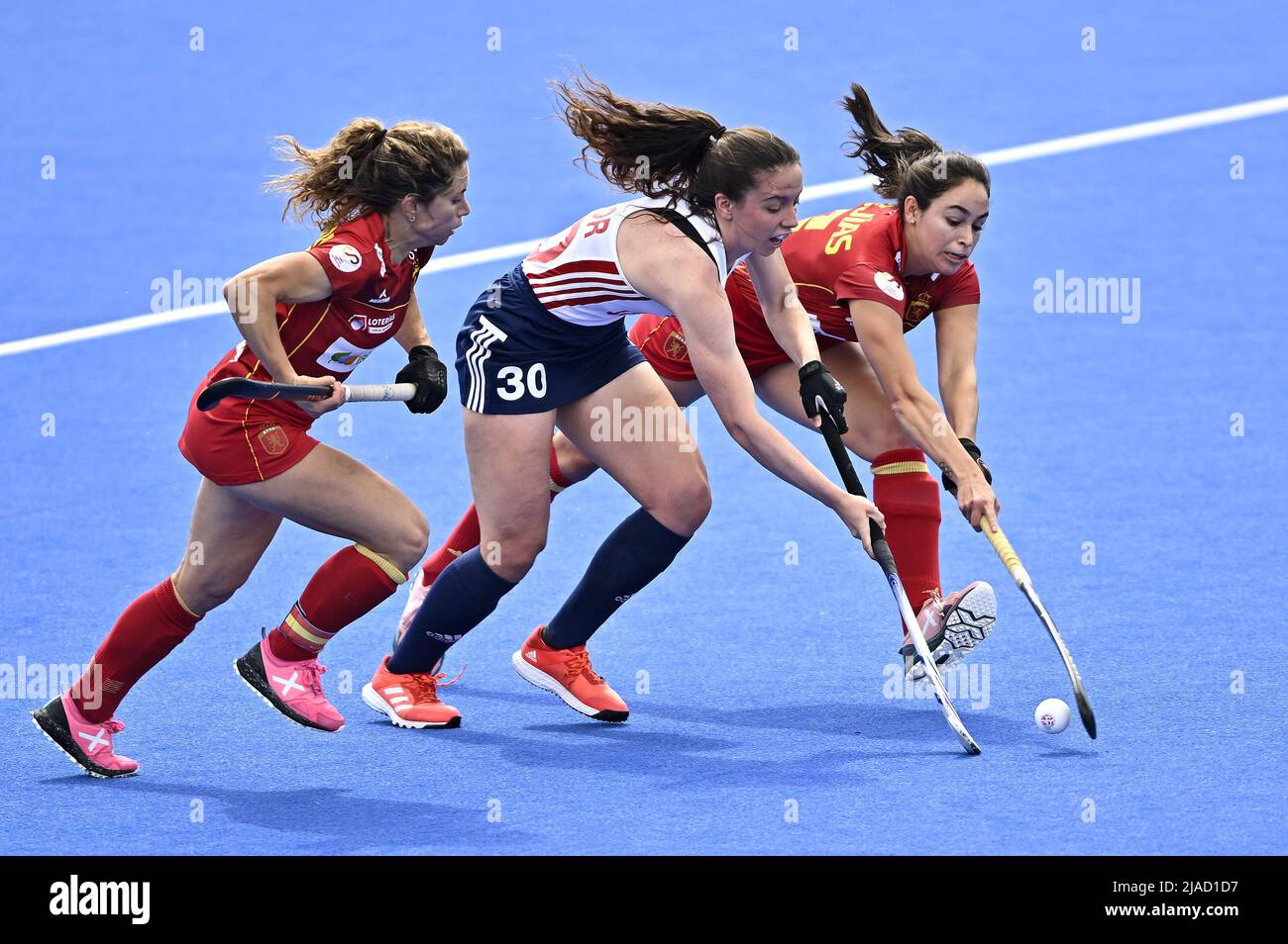 Stratford, Großbritannien. 29.. Mai 2022. England V Spanien Damen FIH Pro League. Lee Valley Hockey Center. Stratford. Martha Taylor (England) wird von Candela Mejias (Spanien, rechts) und Georgina Oliva (Spanien, Kapitän) während des England V Spanien Frauen FIH Pro League Hockey-Spiels in Angriff genommen. Kredit: Sport In Bildern/Alamy Live Nachrichten Stockfoto