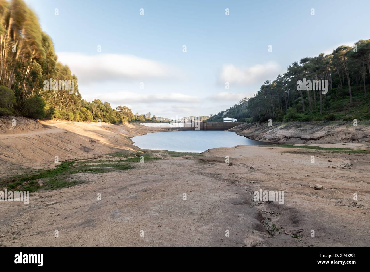 Serra de Sintra, Portugal - 22. Mai 2022: Langzeitbelichtung des Stausees des Flusses Mula - Barragem do Rio Mula - während der Frühjahrstrockenheit, die das Wasser niedrig lässt Stockfoto