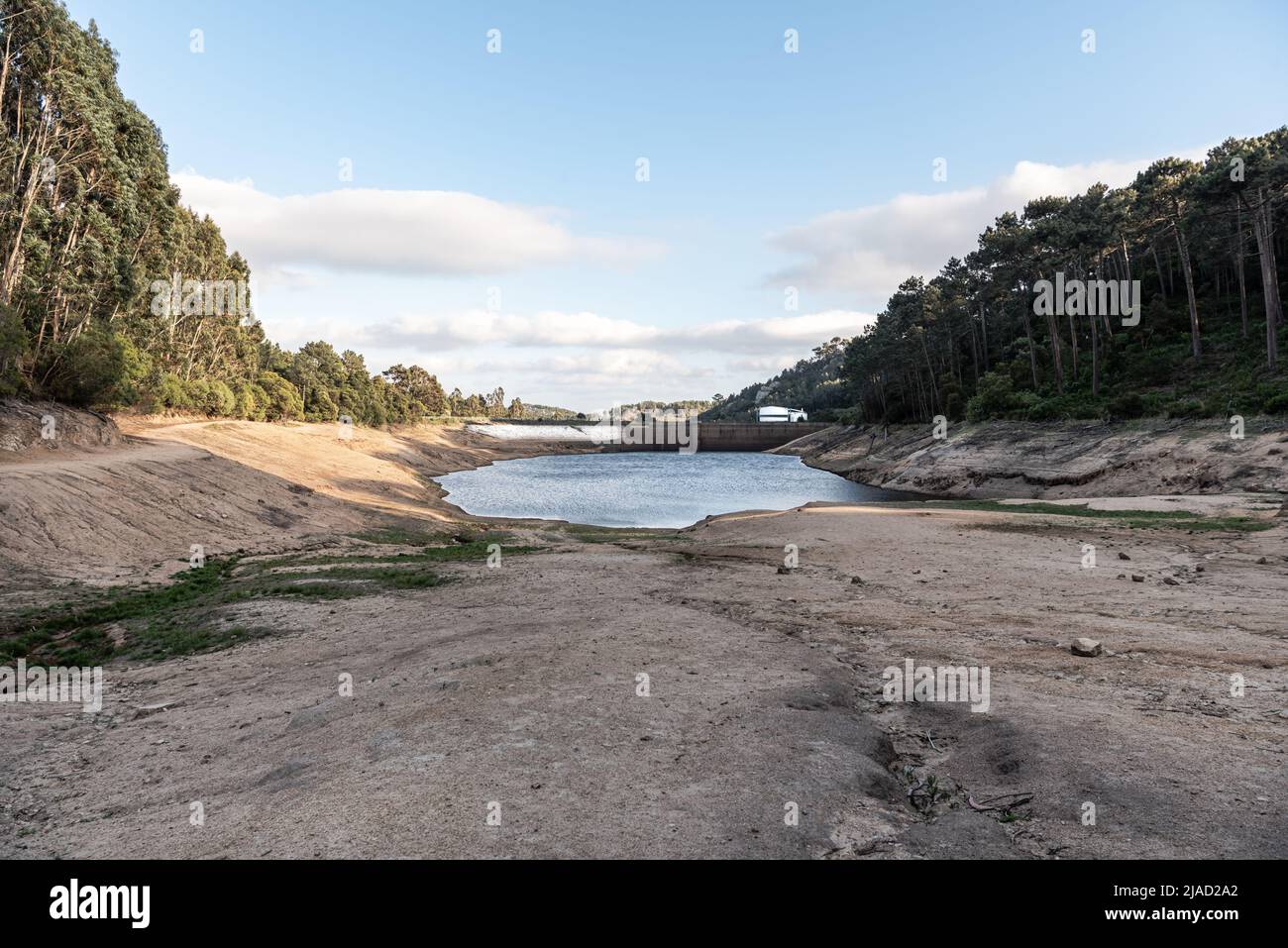 Serra de Sintra, Portugal - 22. Mai 2022: Stausee und Staudamm des Flusses Mula - Barragem do Rio Mula - während der Dürre im Frühjahr, wodurch der Wasserstand niedrig bleibt Stockfoto