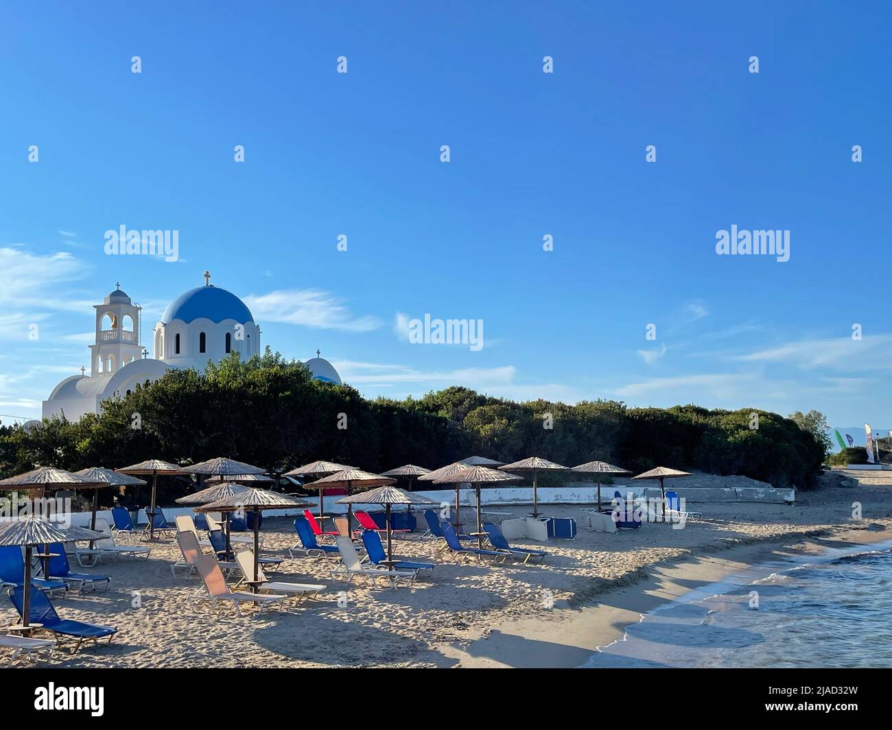 Die Kirche von Agioi Anargyroi und Strand, Skala, Agistri, Attica, Griechenland Stockfoto