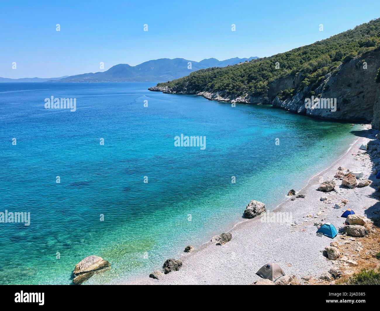 Luftaufnahme des Strandes von Skliri, Skala, Agistri, Attica, Griechenland Stockfoto